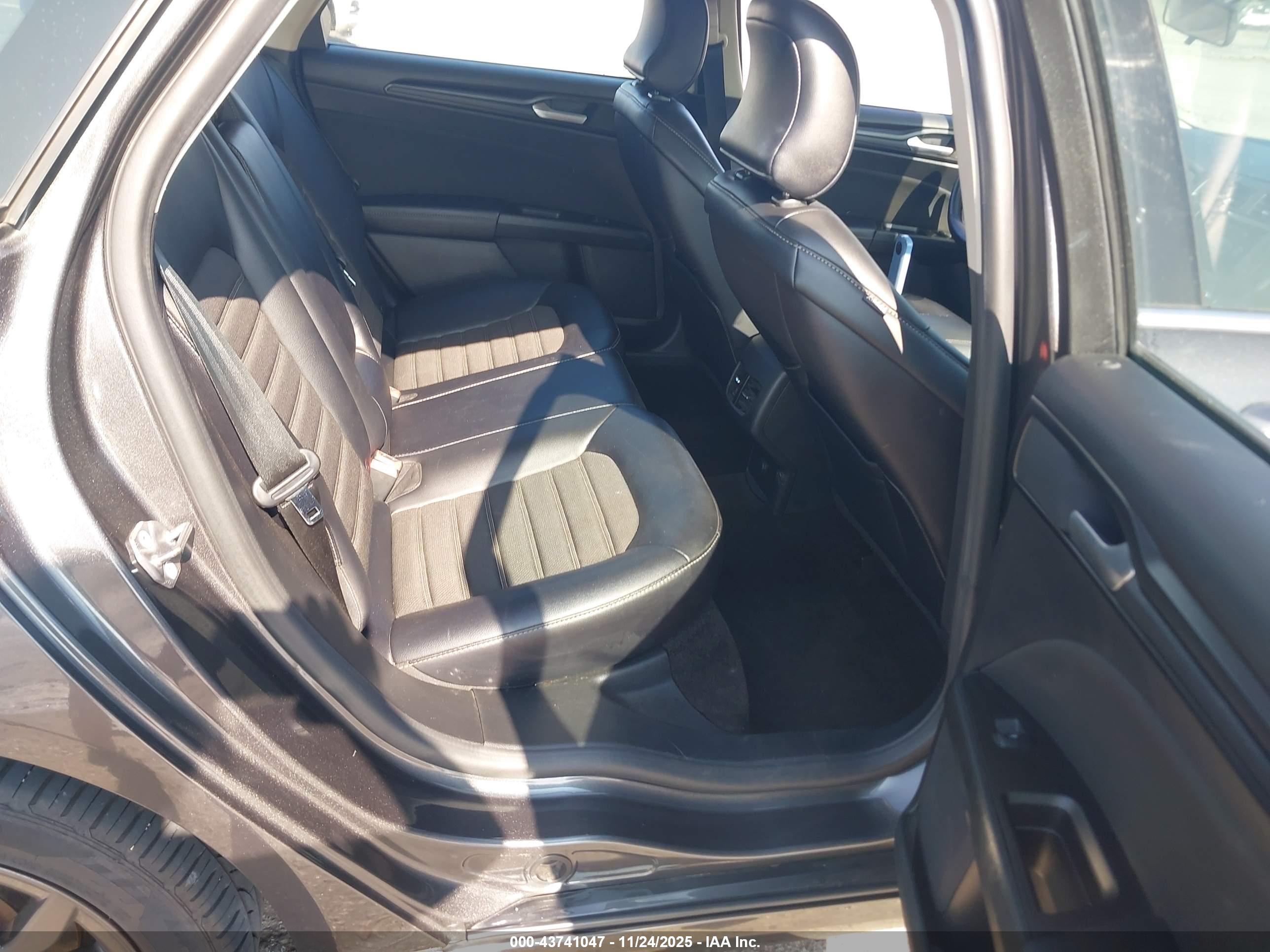 FORD FUSION image 8