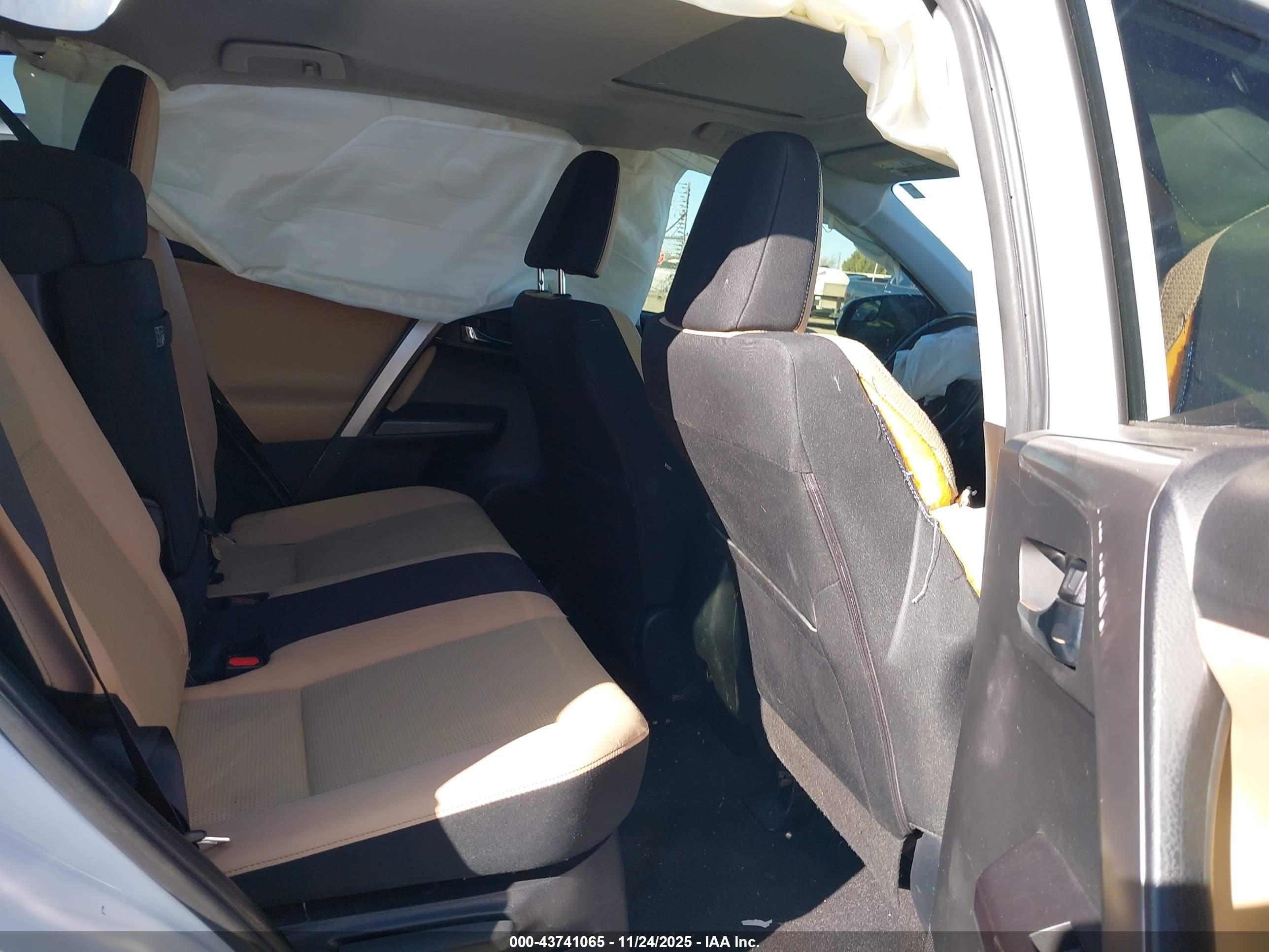 TOYOTA RAV4 image 8