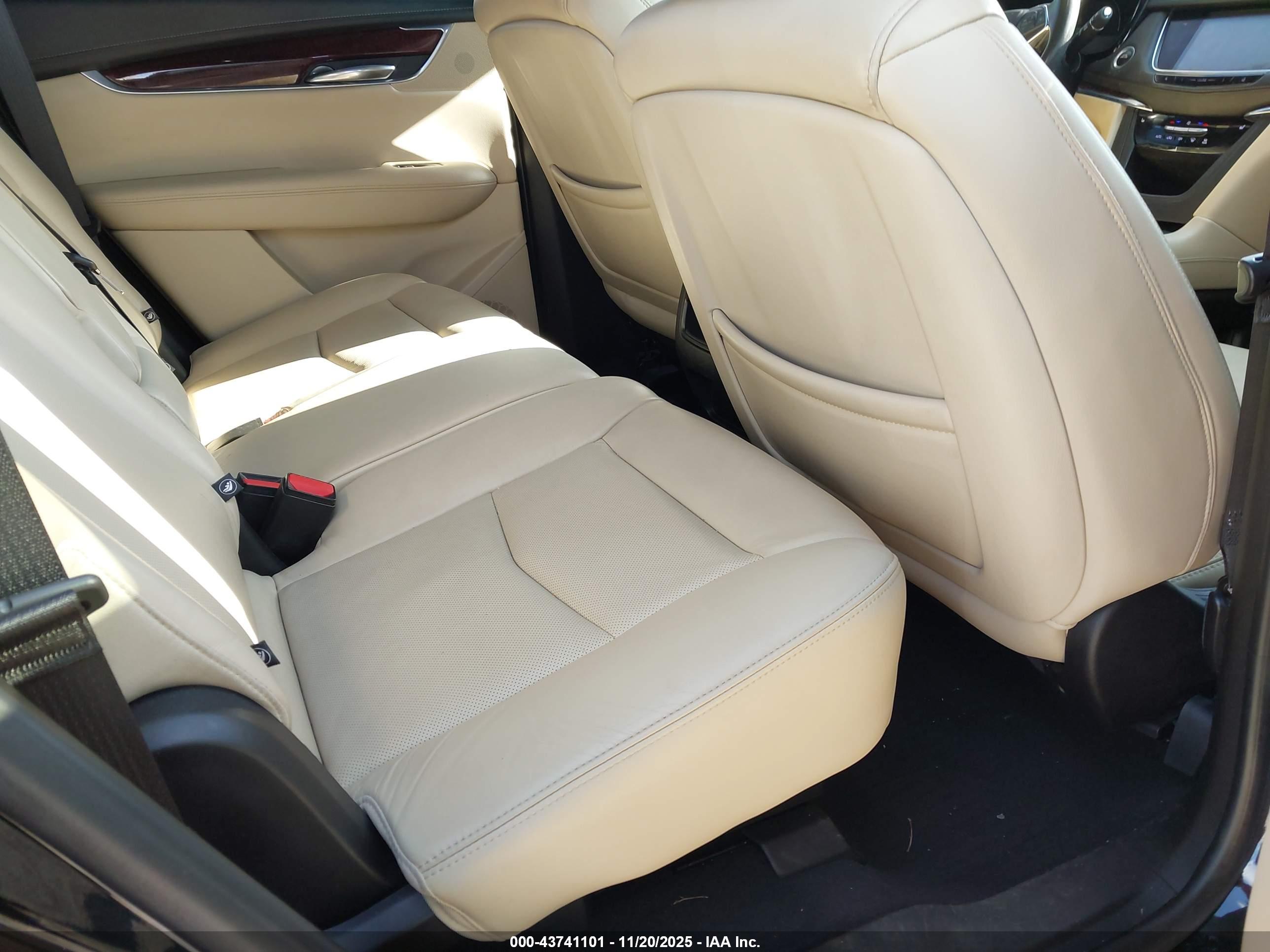 CADILLAC XT5 image 8