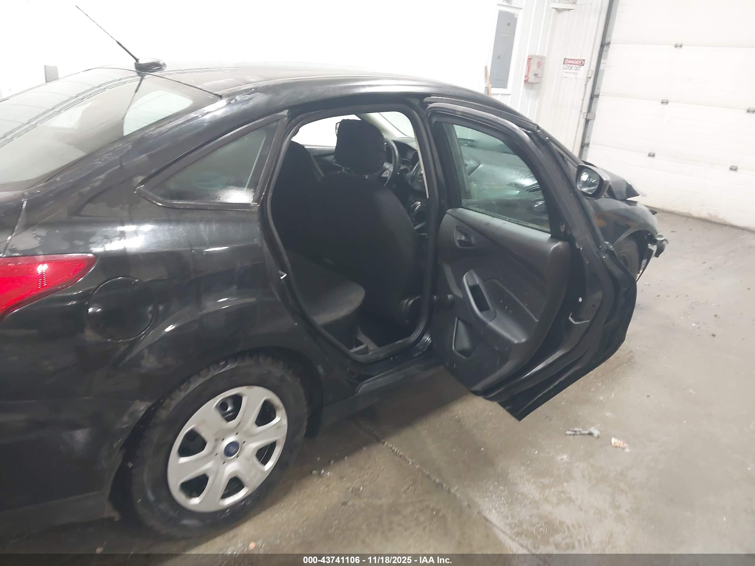 FORD FOCUS image 8