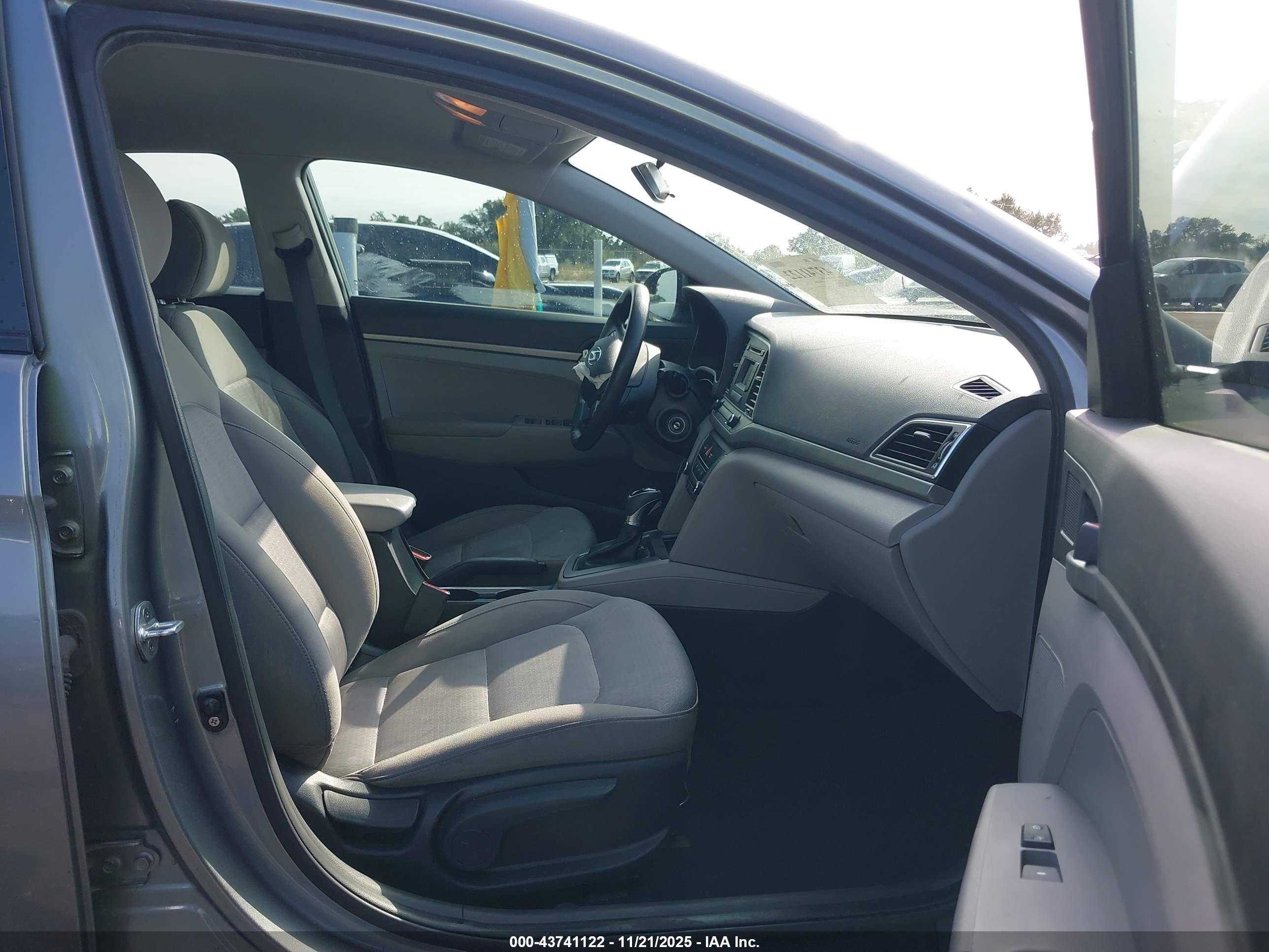 HYUNDAI ELANTRA image 5