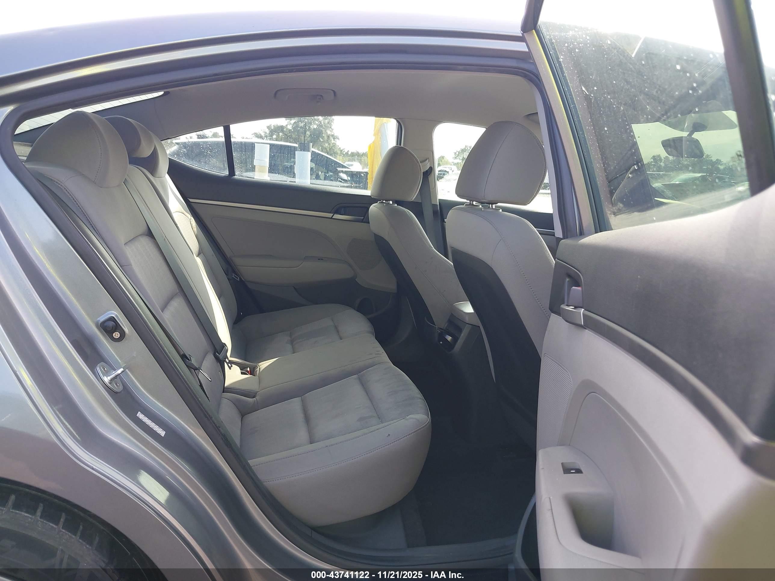 HYUNDAI ELANTRA image 8