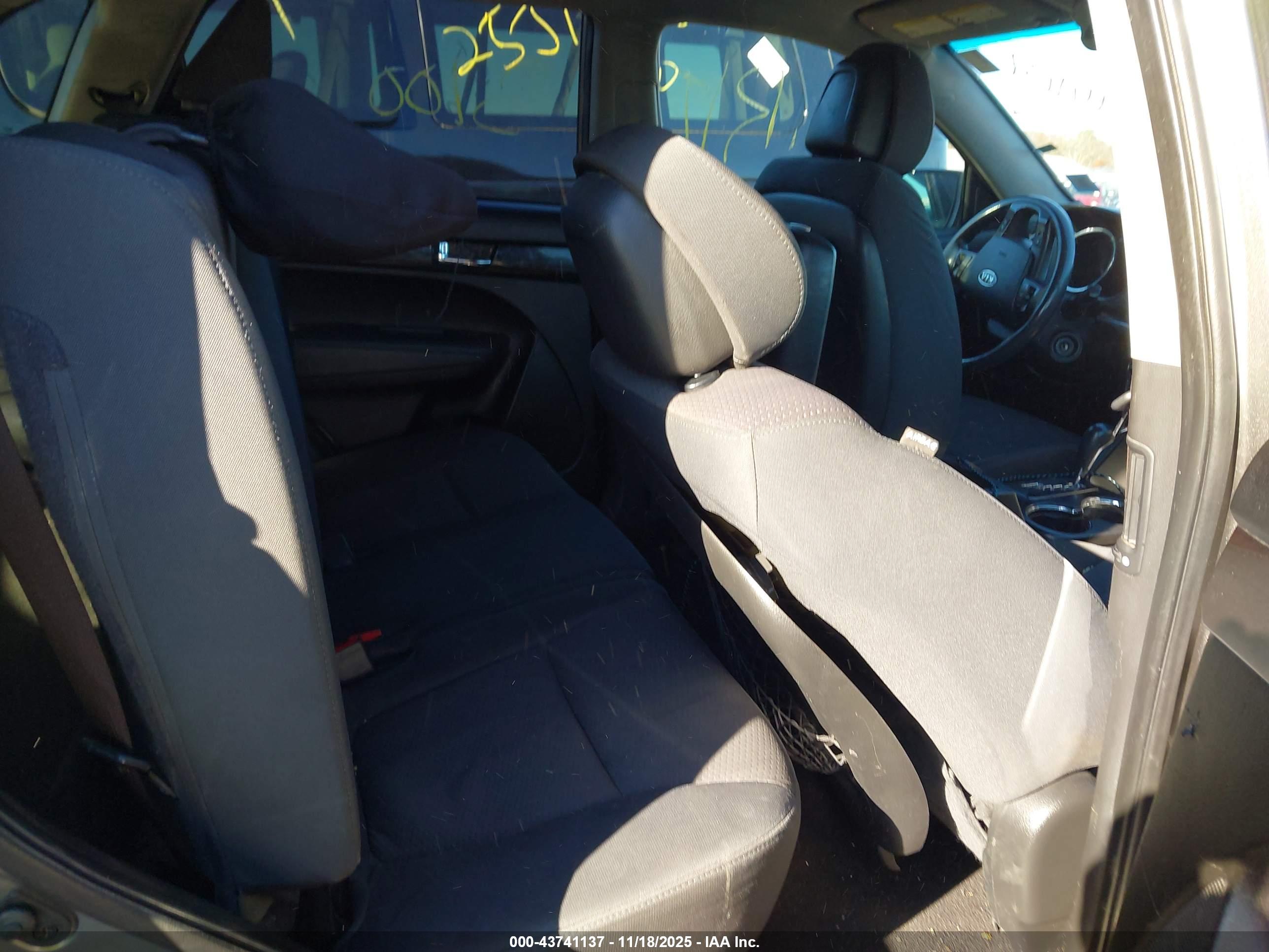 KIA SORENTO image 8