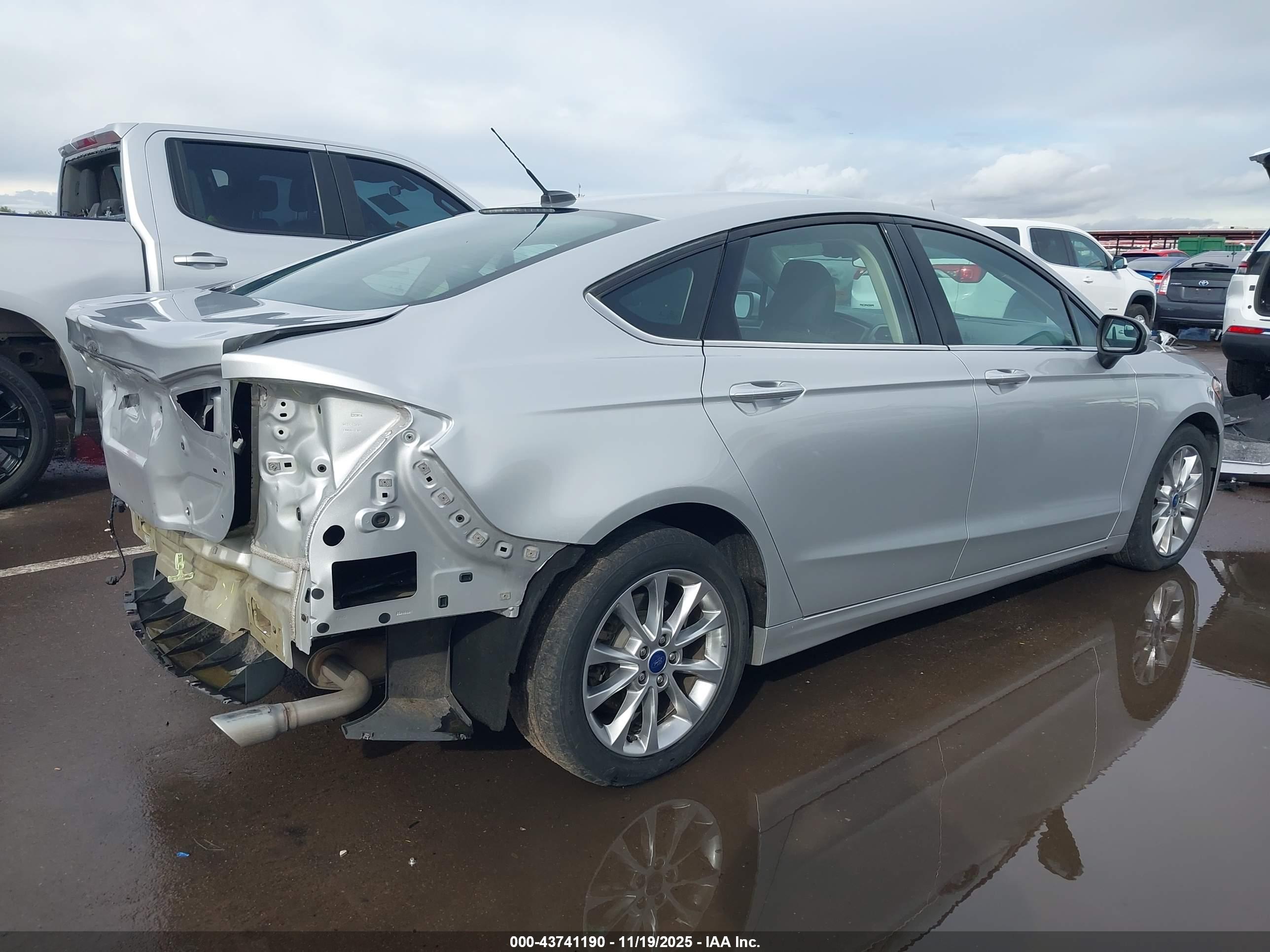 FORD FUSION image 4