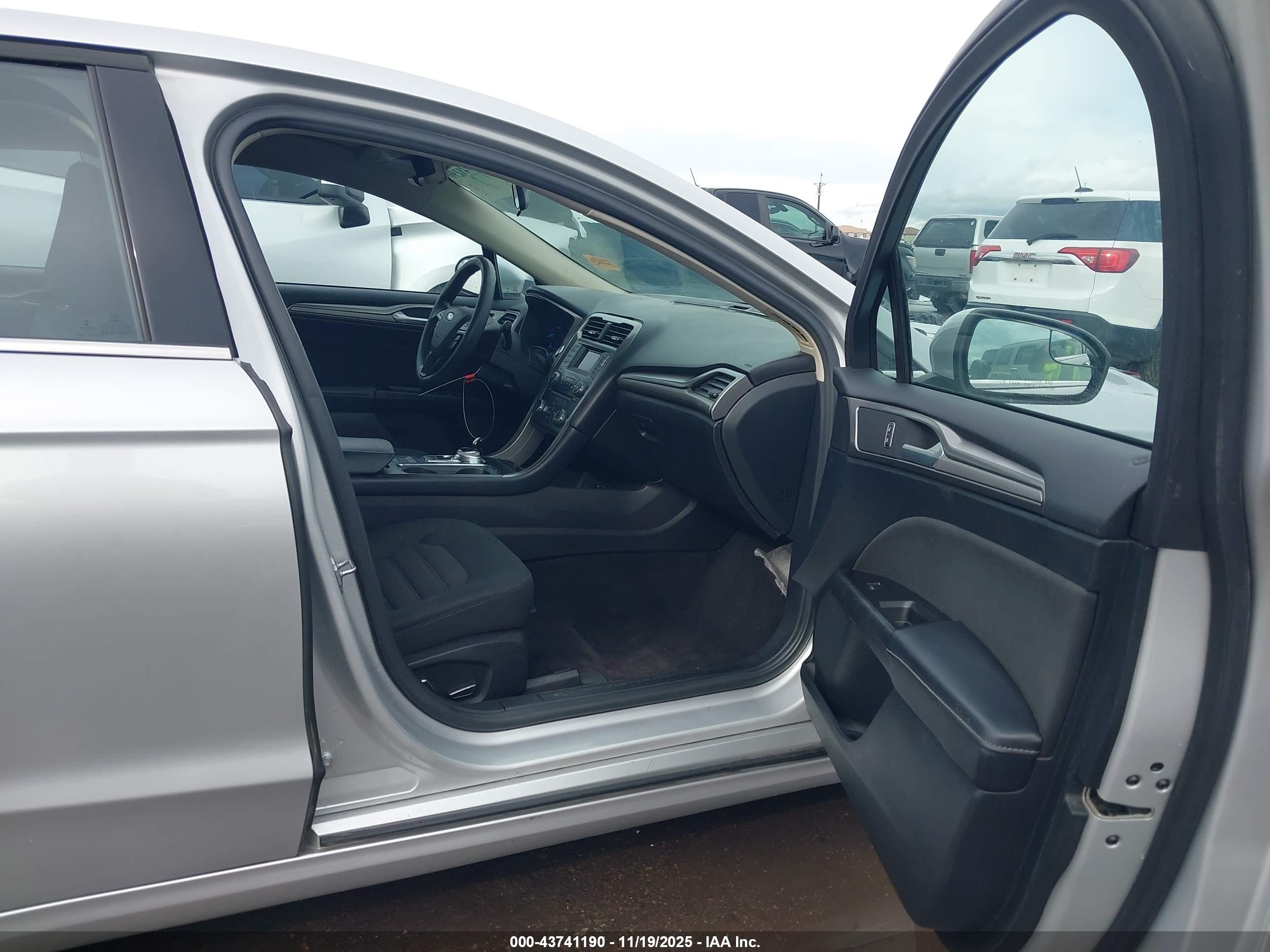 FORD FUSION image 5