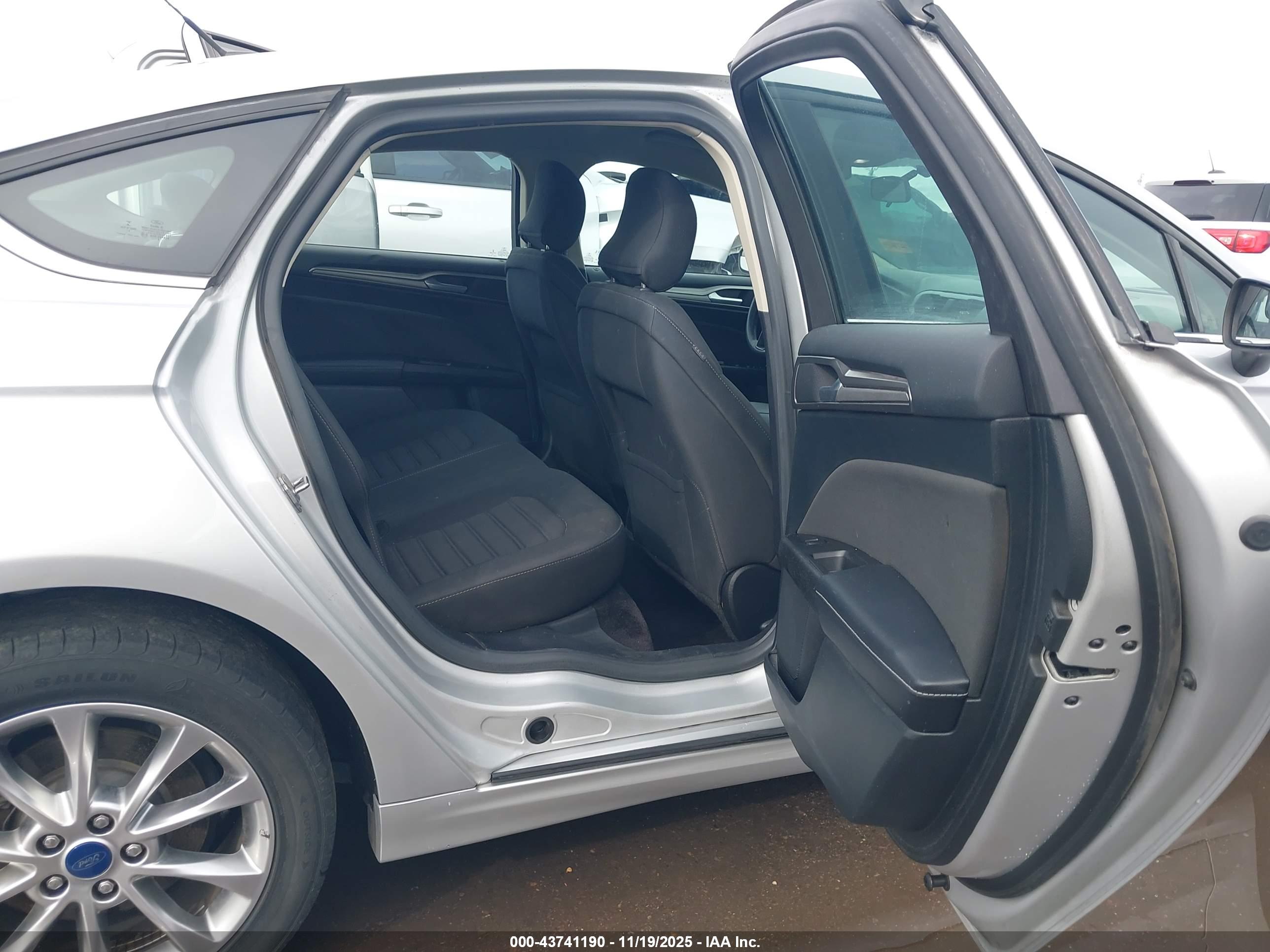 FORD FUSION image 8
