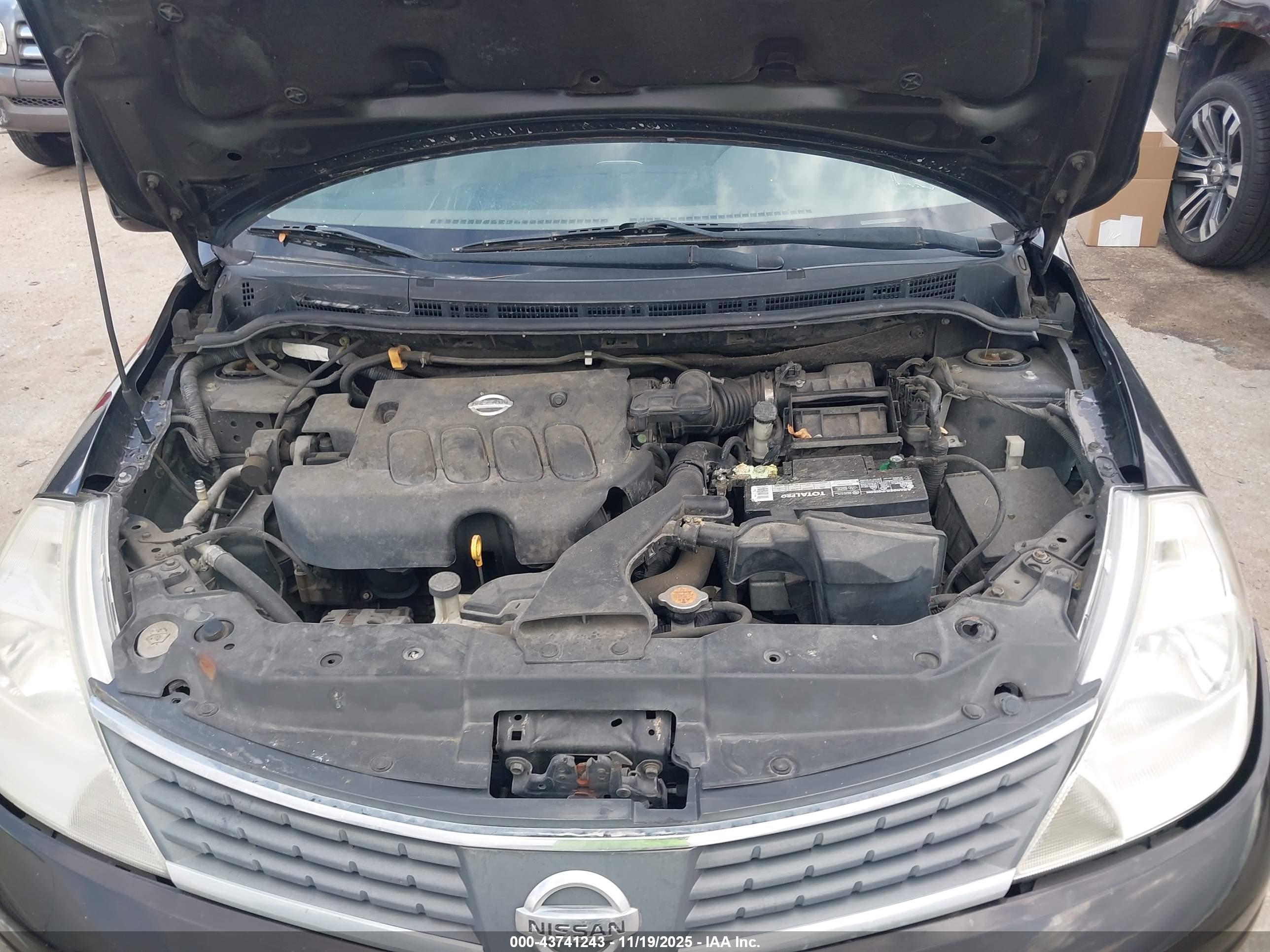 NISSAN VERSA image 10