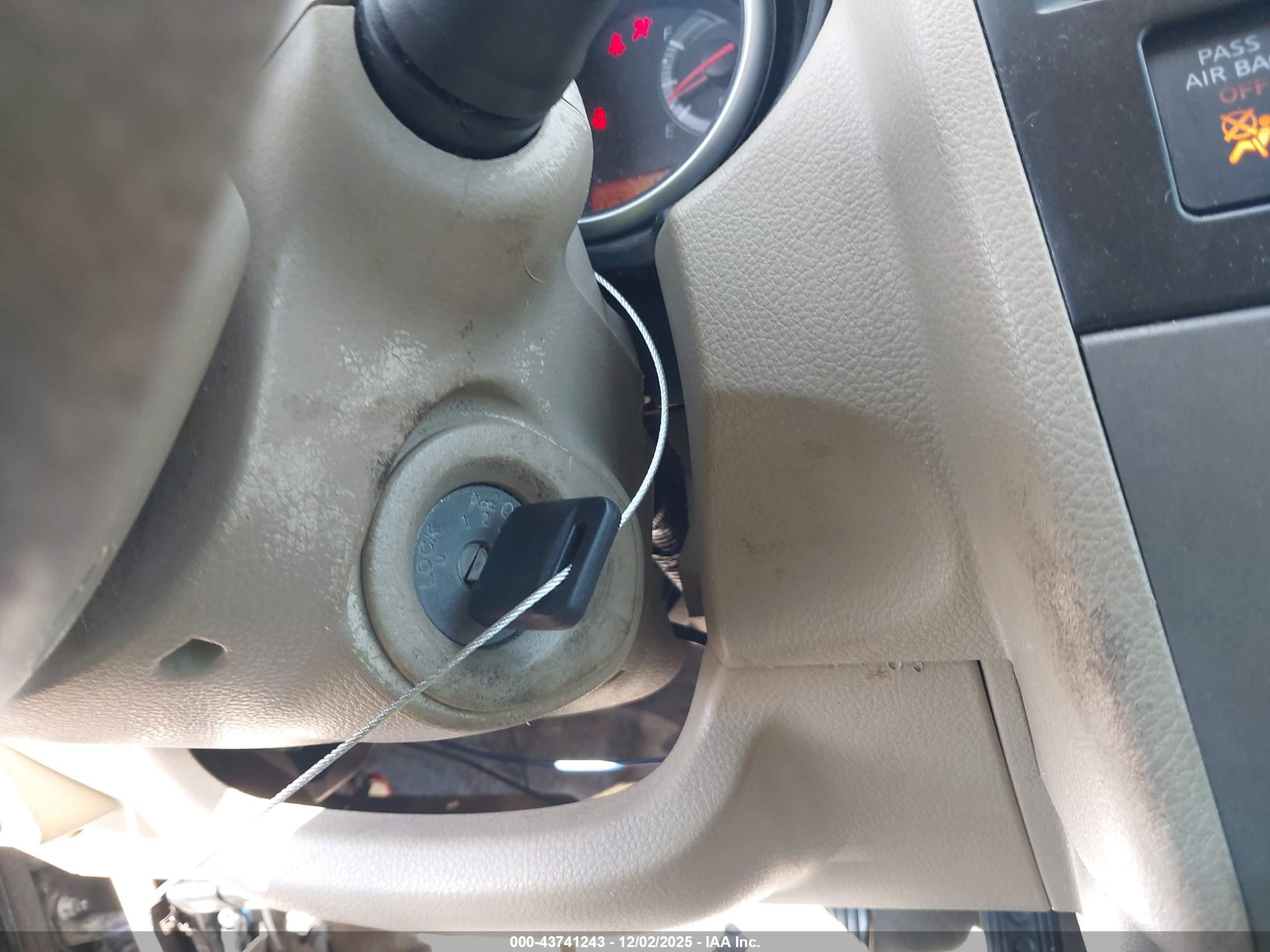 NISSAN VERSA image 11