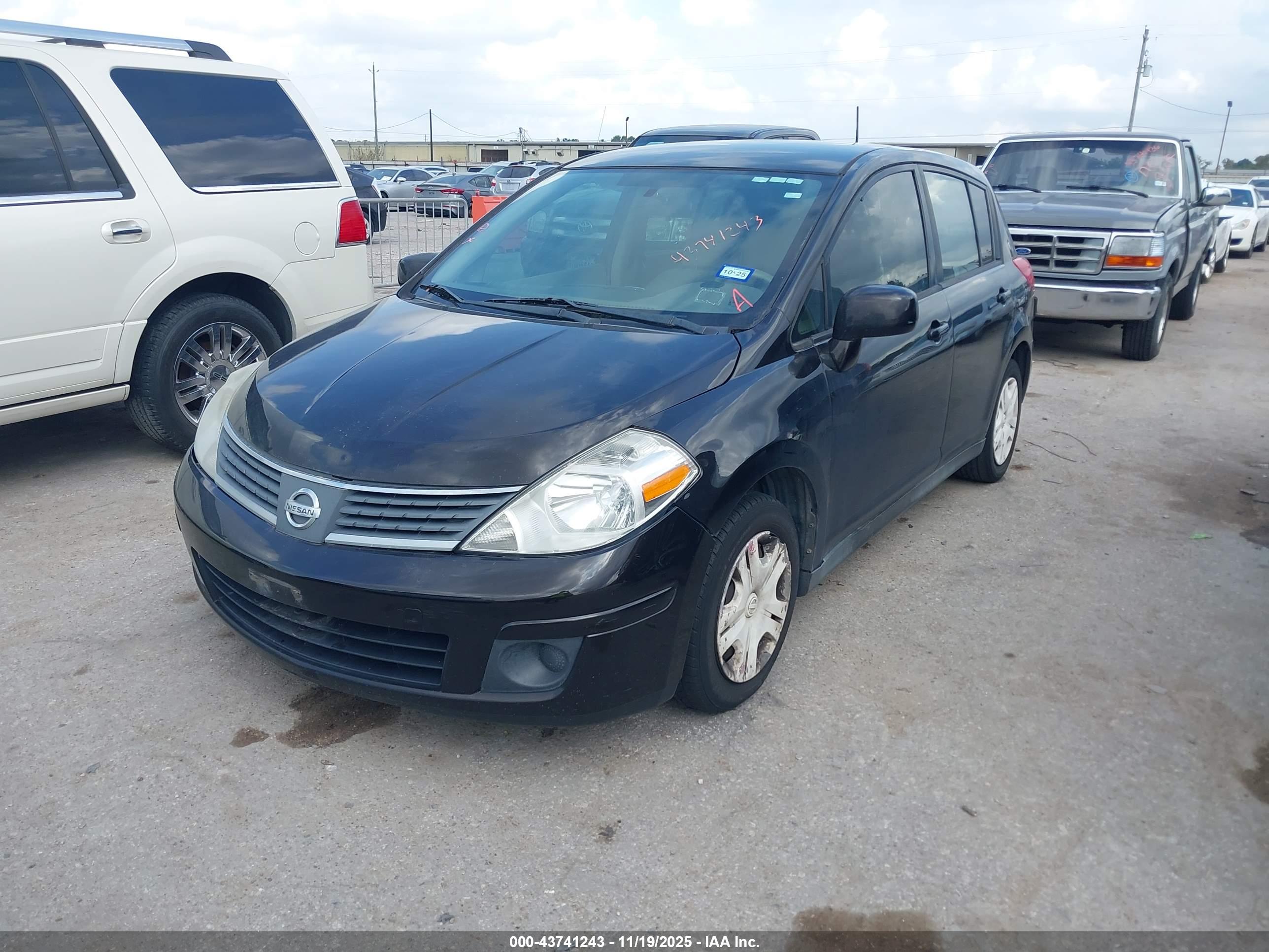 NISSAN VERSA image 2