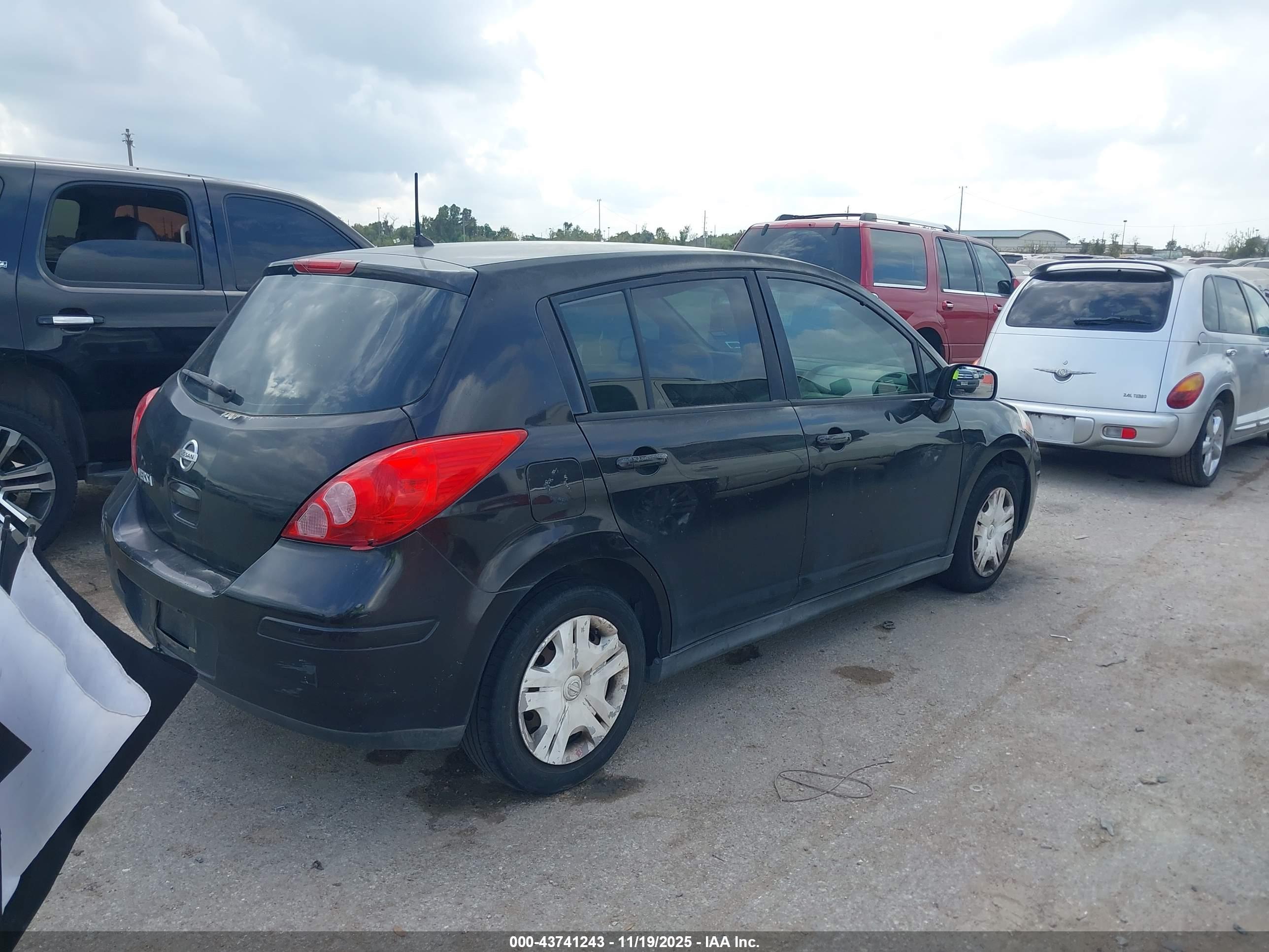 NISSAN VERSA image 4