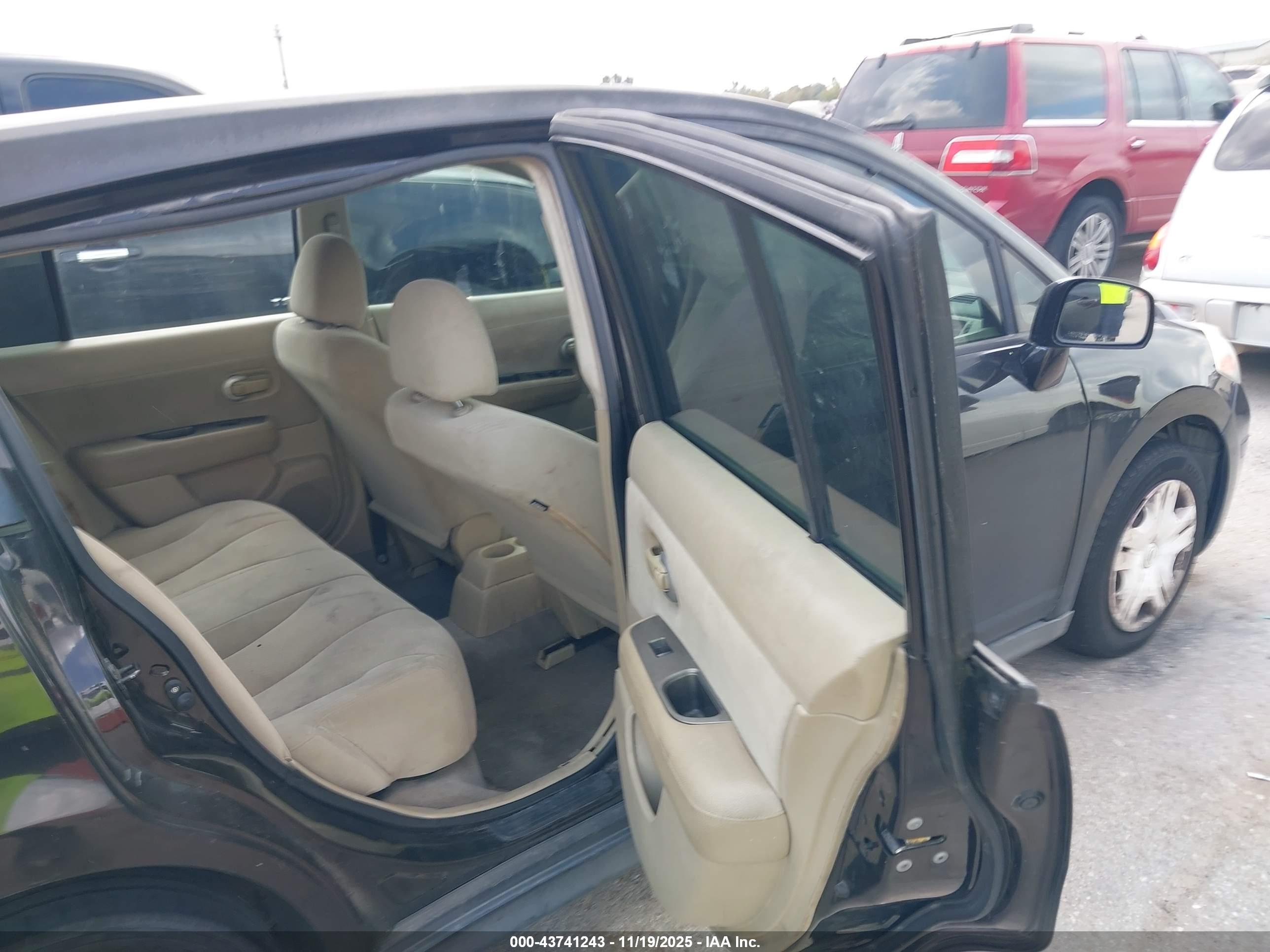 NISSAN VERSA image 8