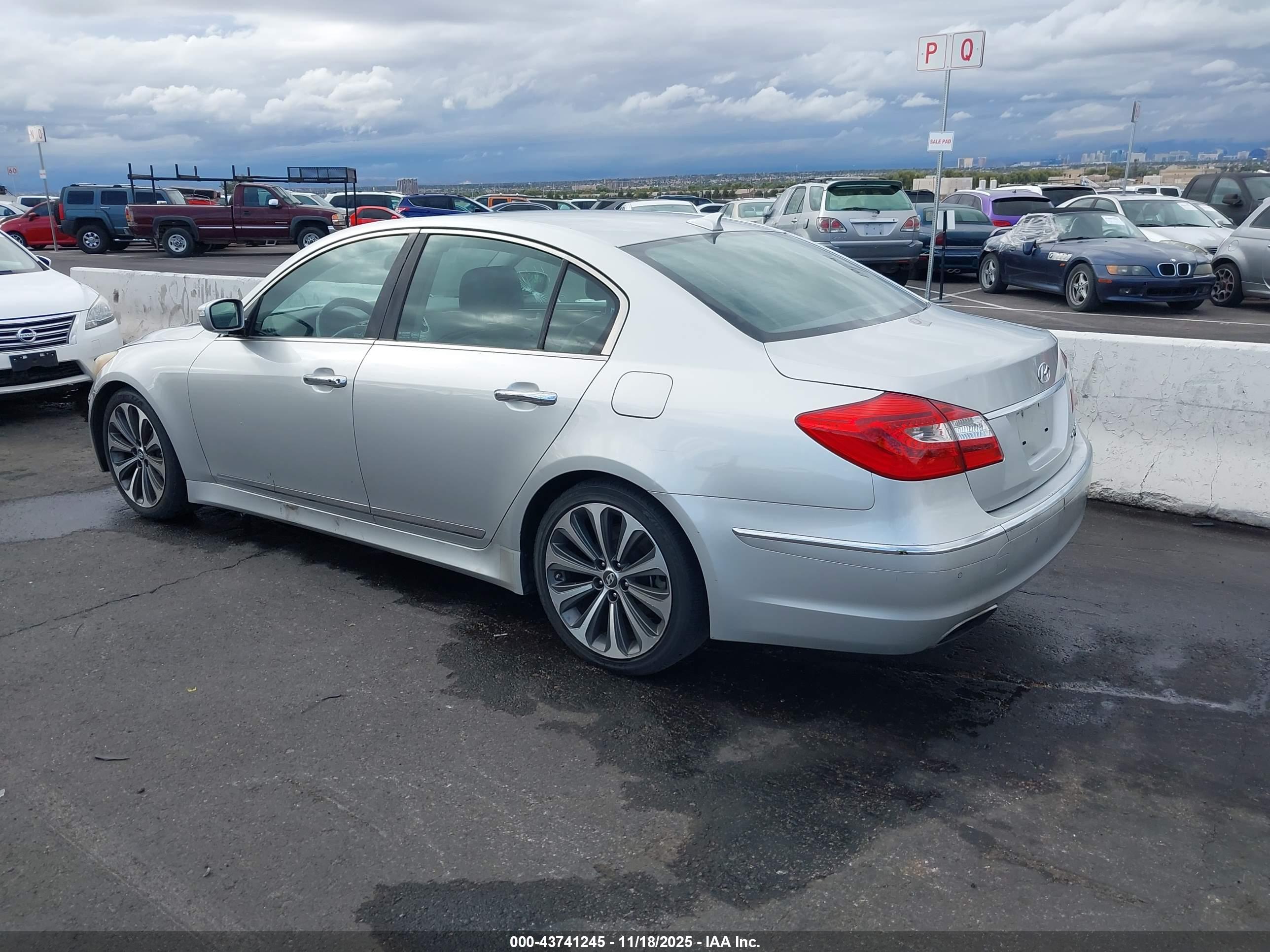 HYUNDAI GENESIS image 3