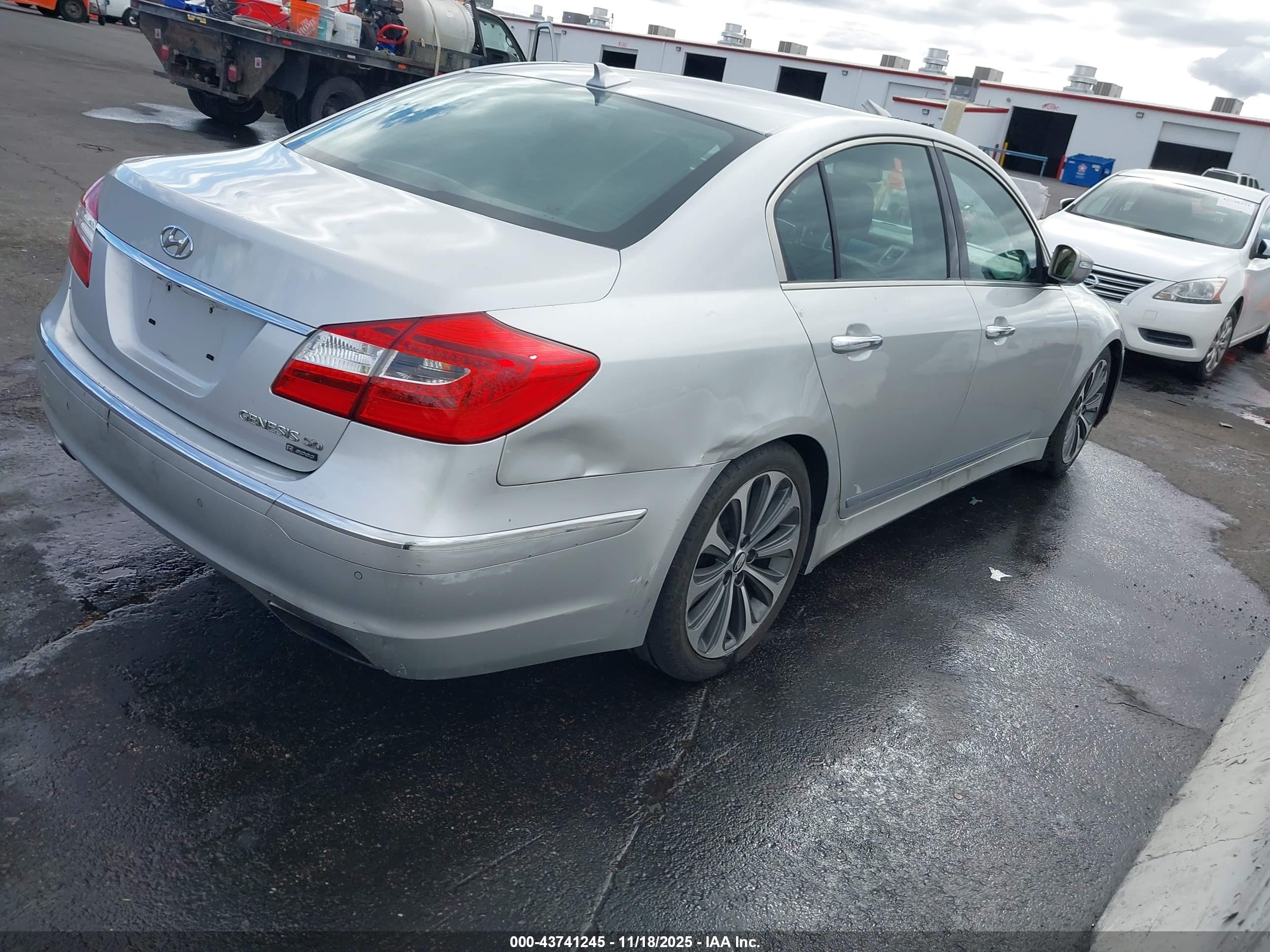 HYUNDAI GENESIS image 4