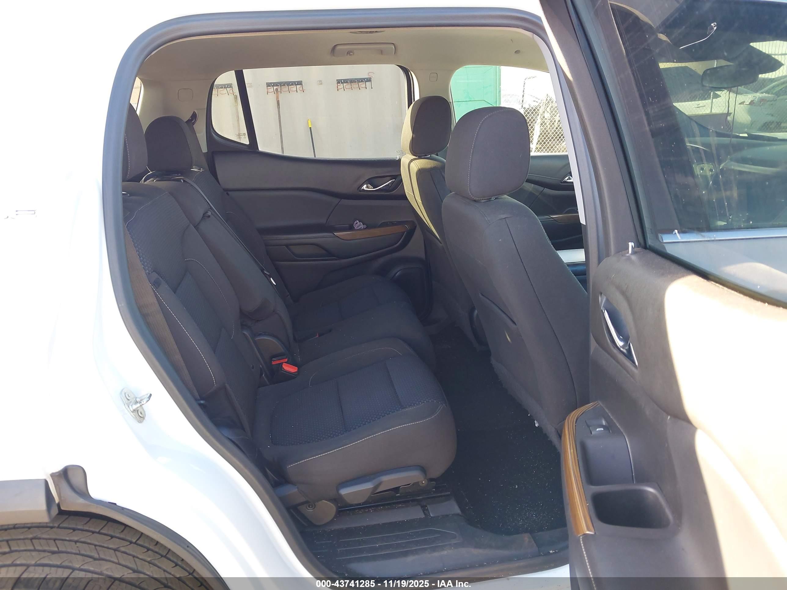GMC ACADIA image 8