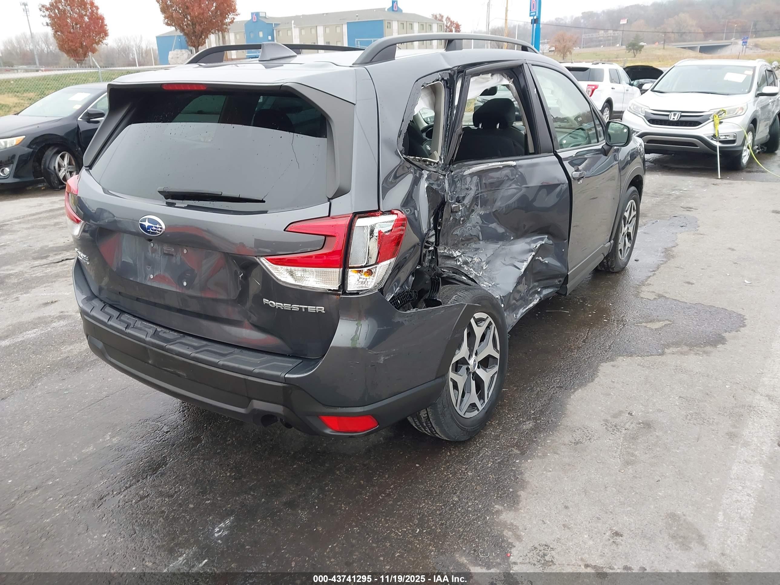 SUBARU FORESTER image 4