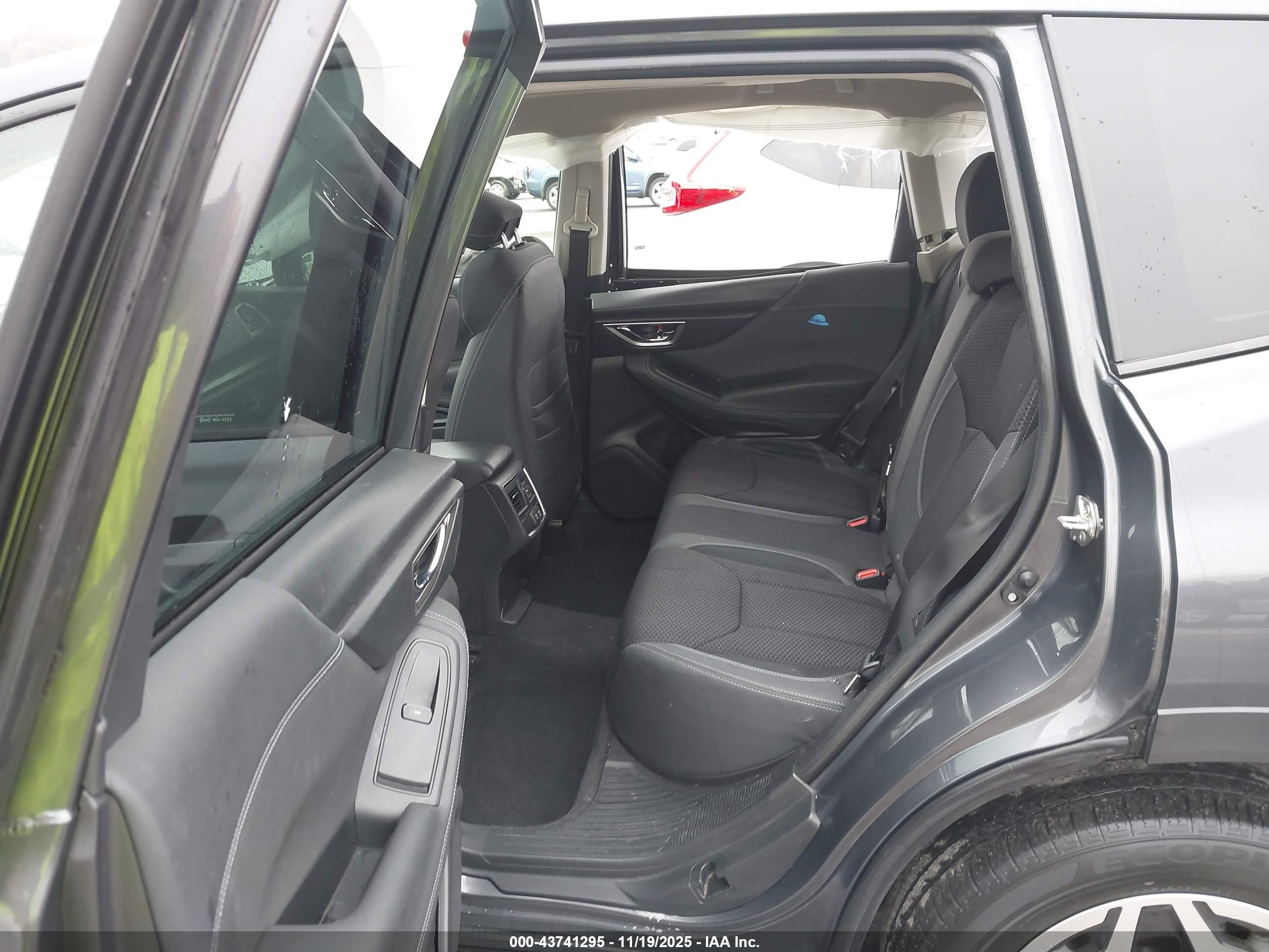 SUBARU FORESTER image 8