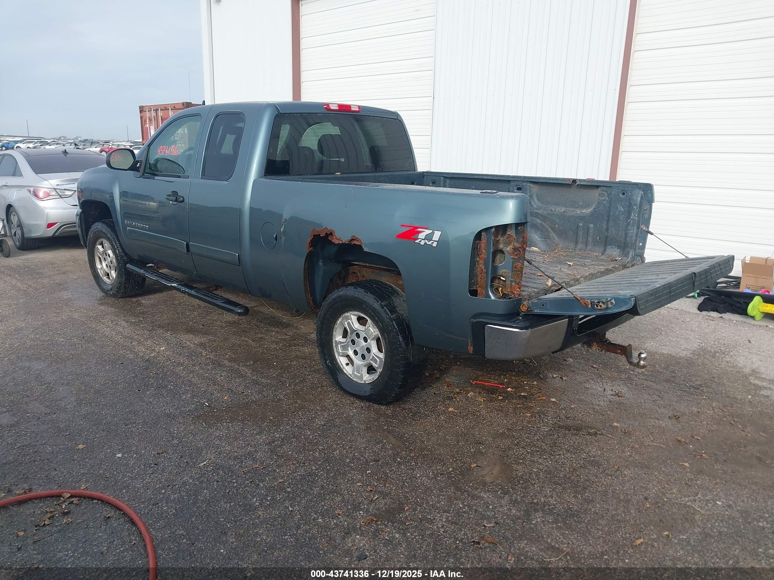 CHEVROLET SILVERADO image 3