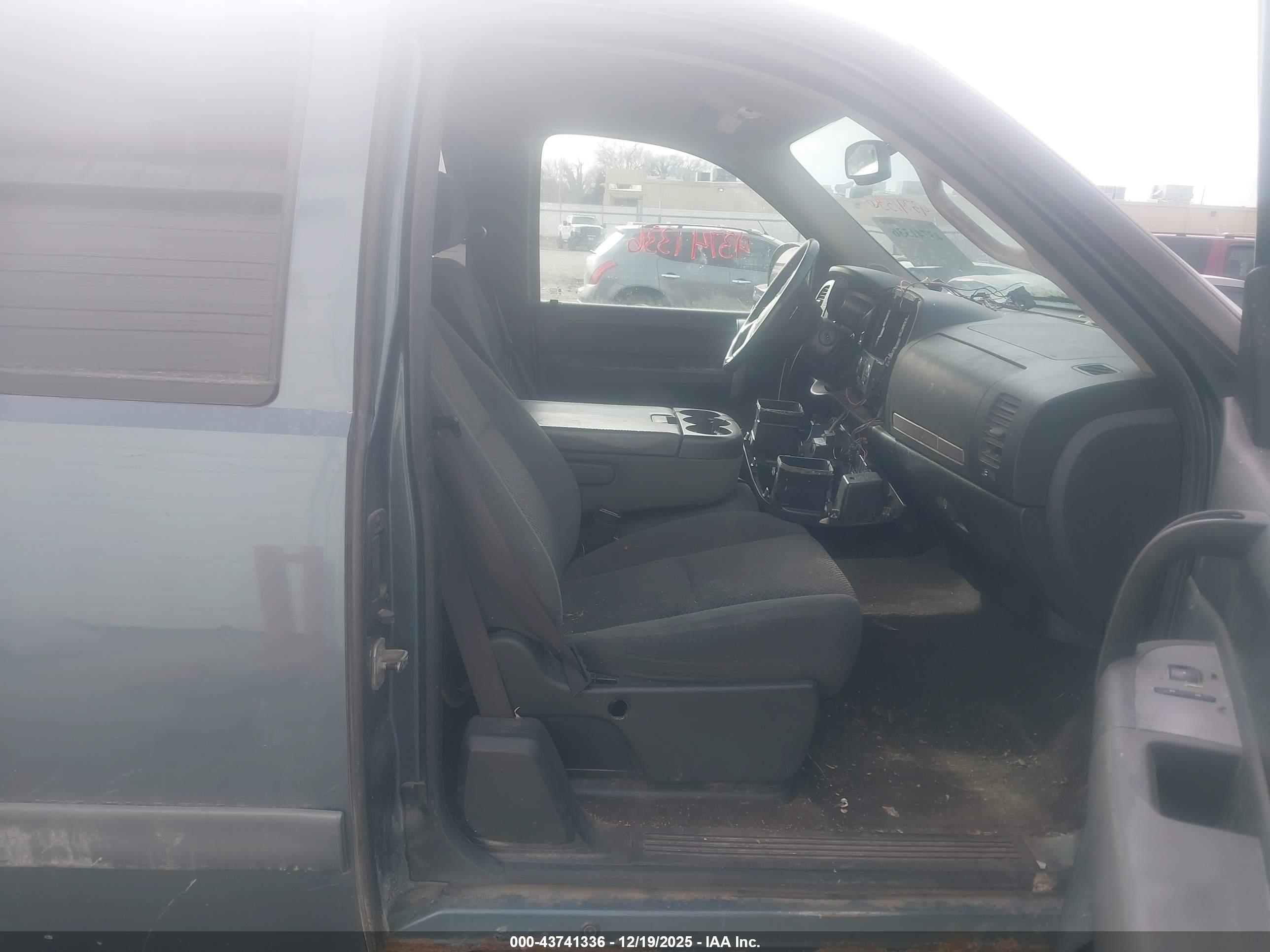 CHEVROLET SILVERADO image 5