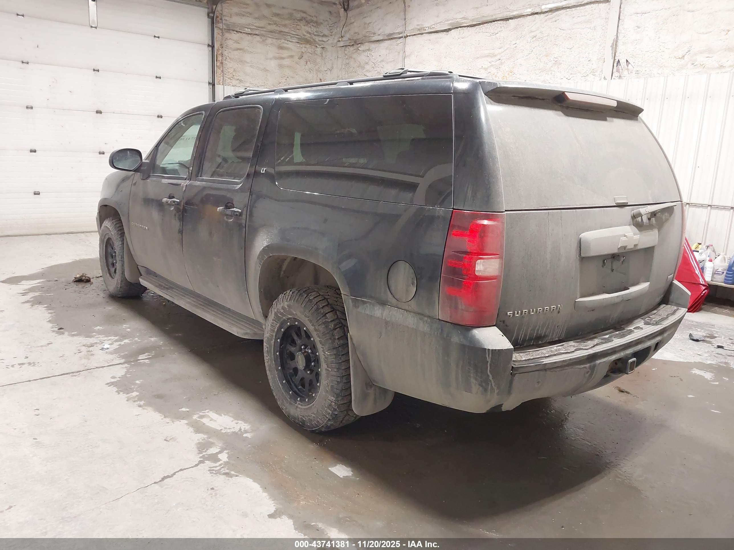CHEVROLET SUBURBAN image 3