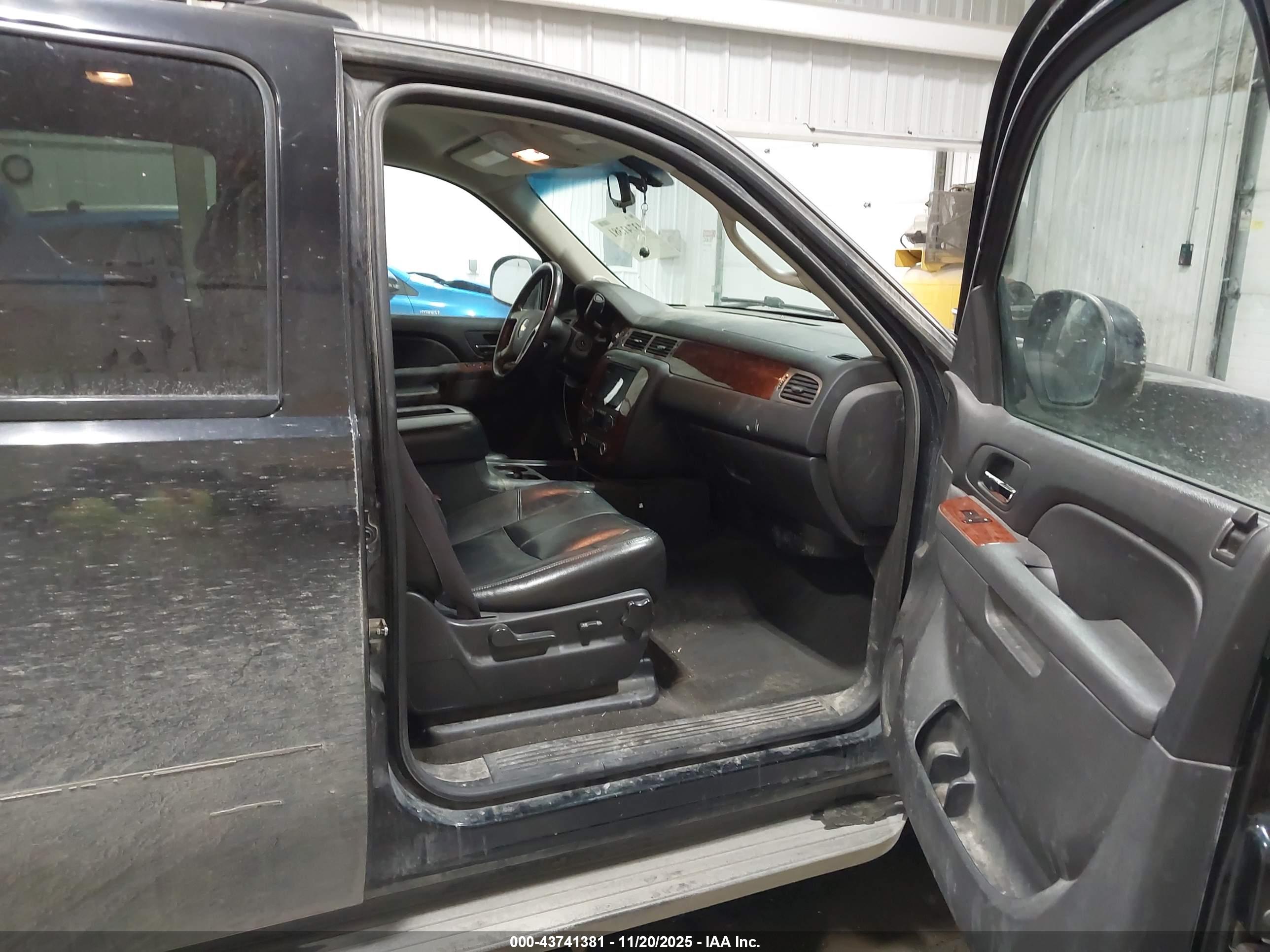 CHEVROLET SUBURBAN image 5
