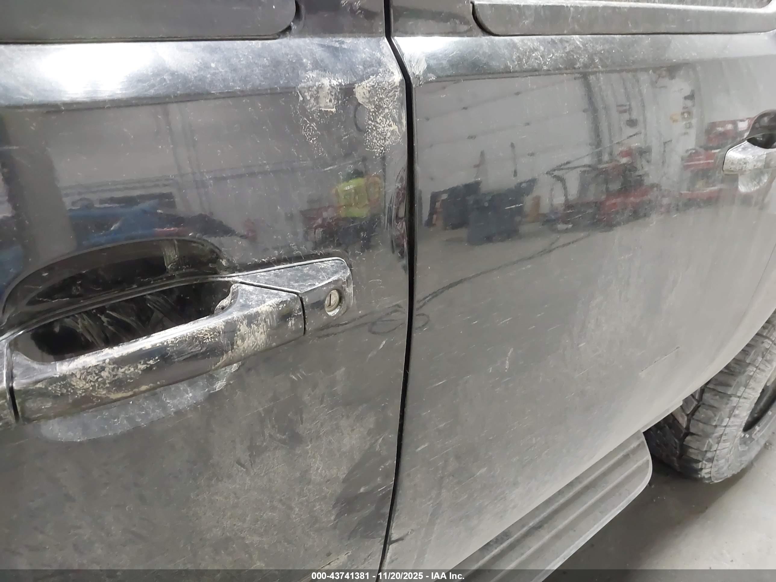 CHEVROLET SUBURBAN image 6