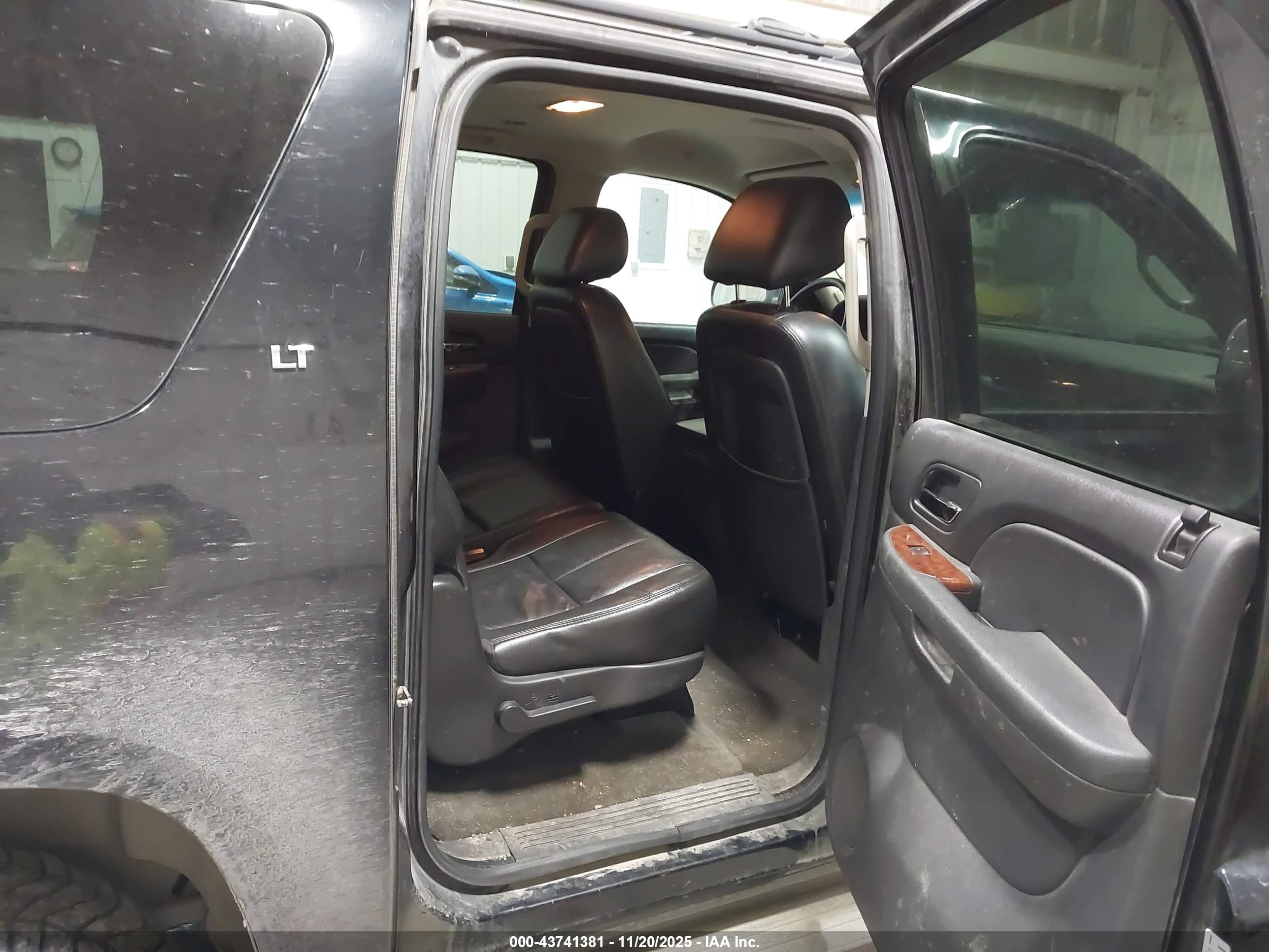 CHEVROLET SUBURBAN image 8
