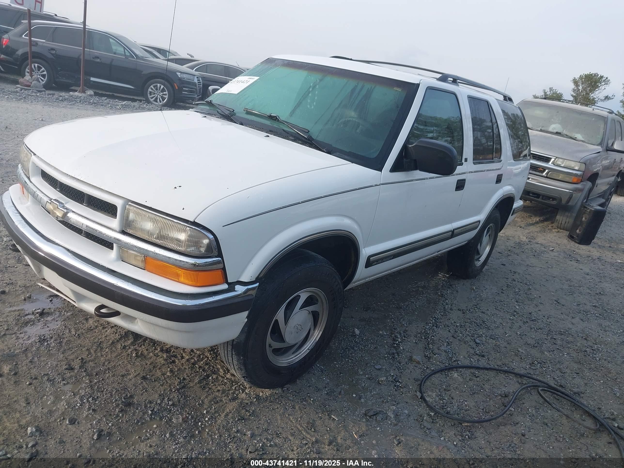 CHEVROLET BLAZER image 2