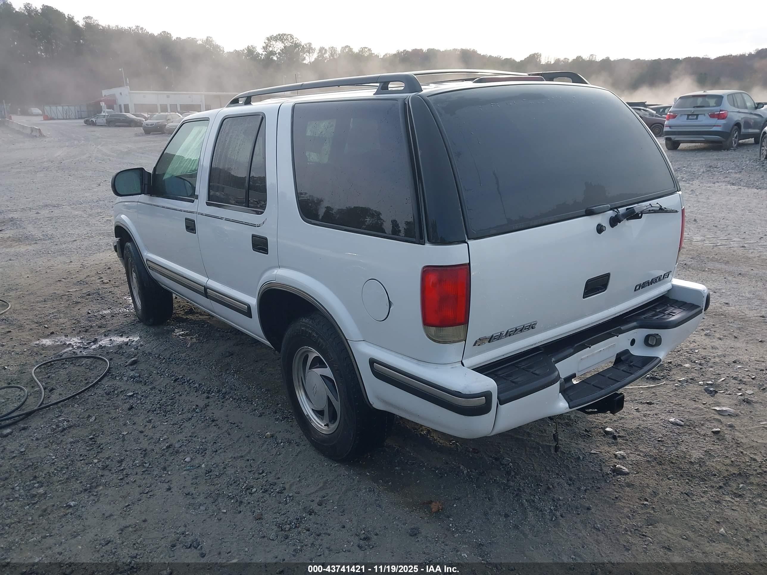 CHEVROLET BLAZER image 3