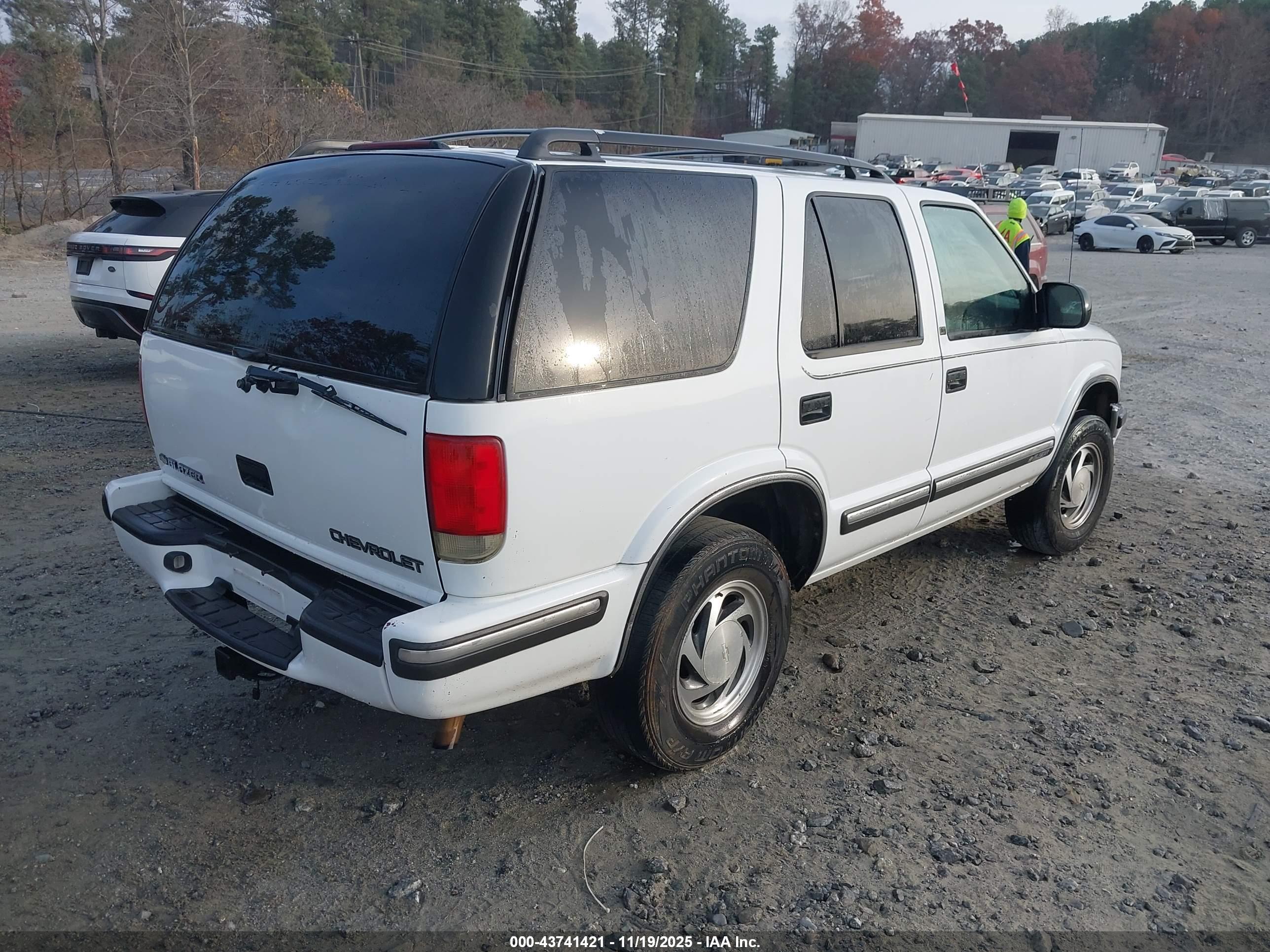CHEVROLET BLAZER image 4
