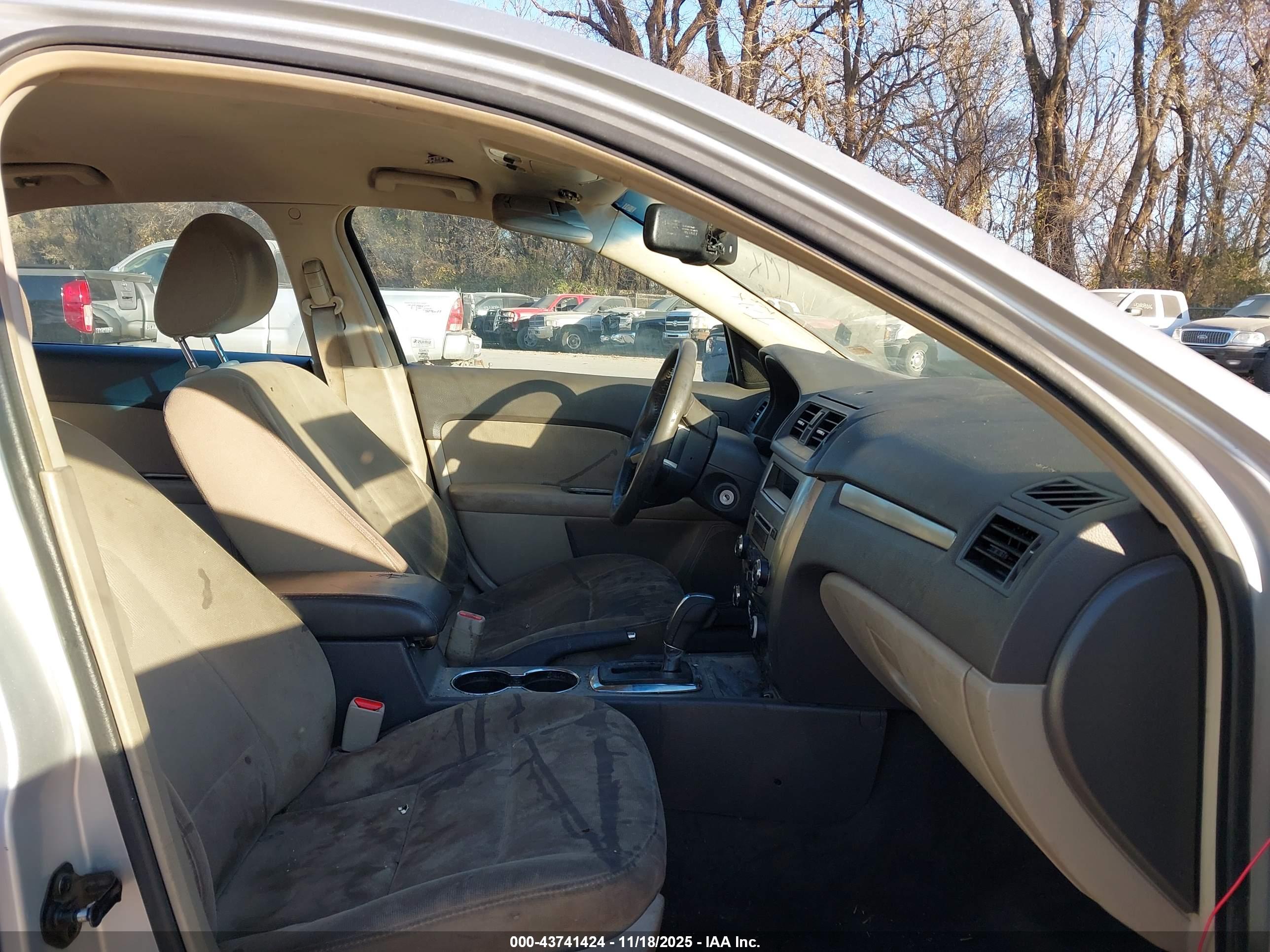 FORD FUSION image 5