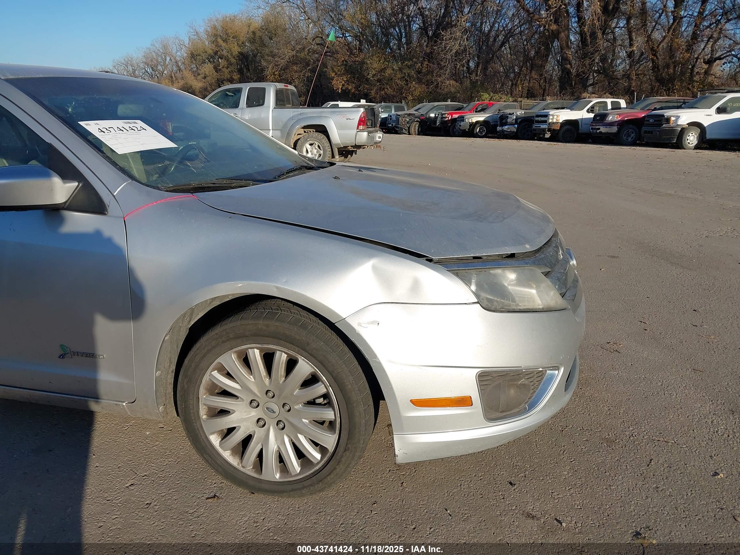 FORD FUSION image 6