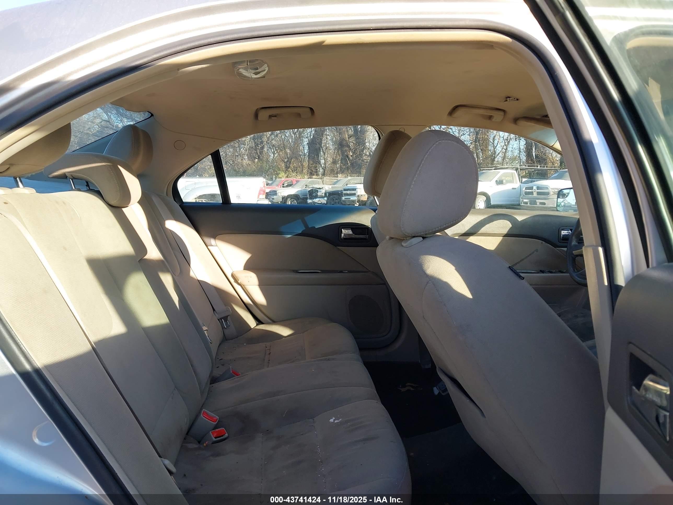 FORD FUSION image 8