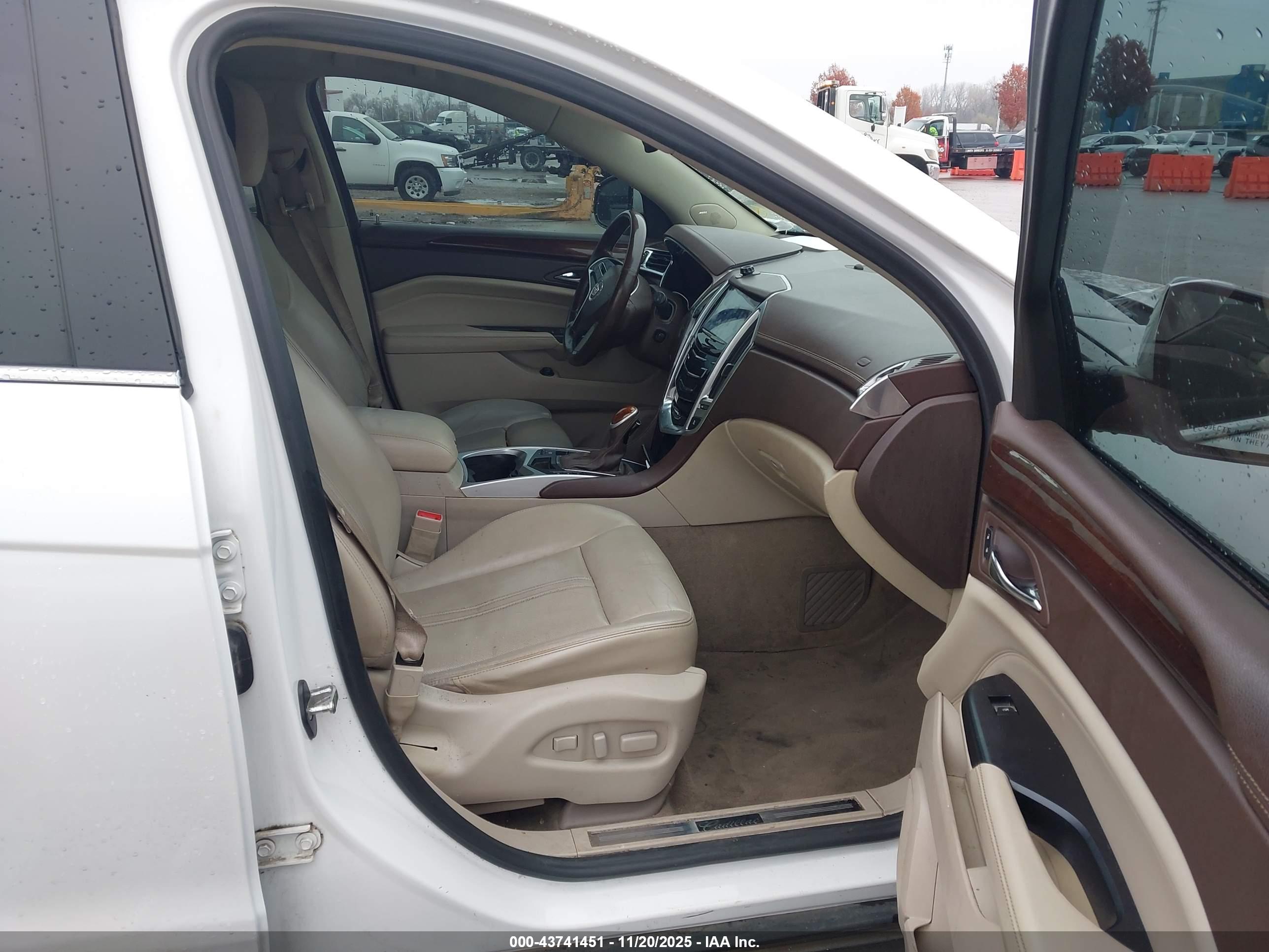 CADILLAC SRX image 5