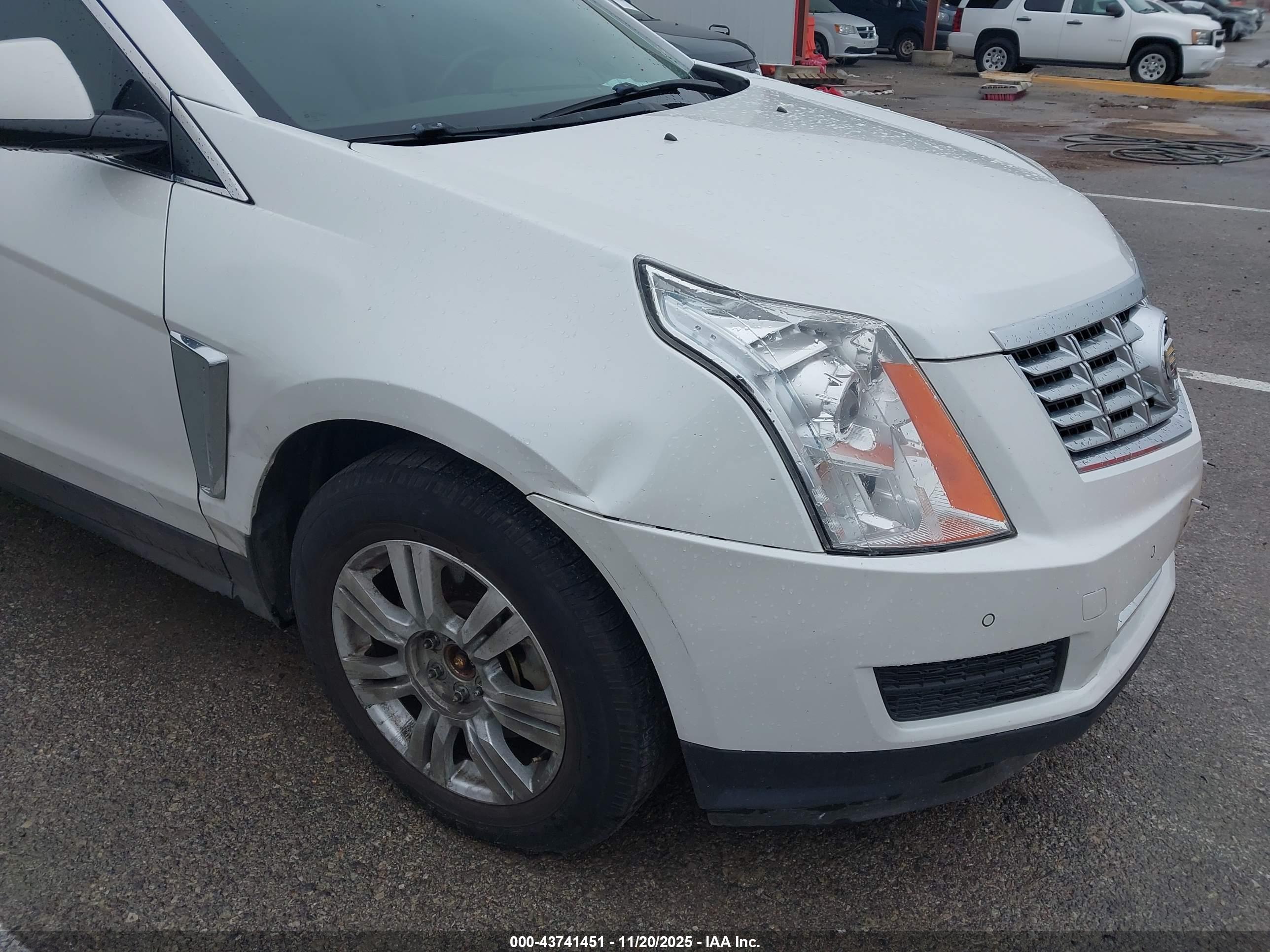 CADILLAC SRX image 6