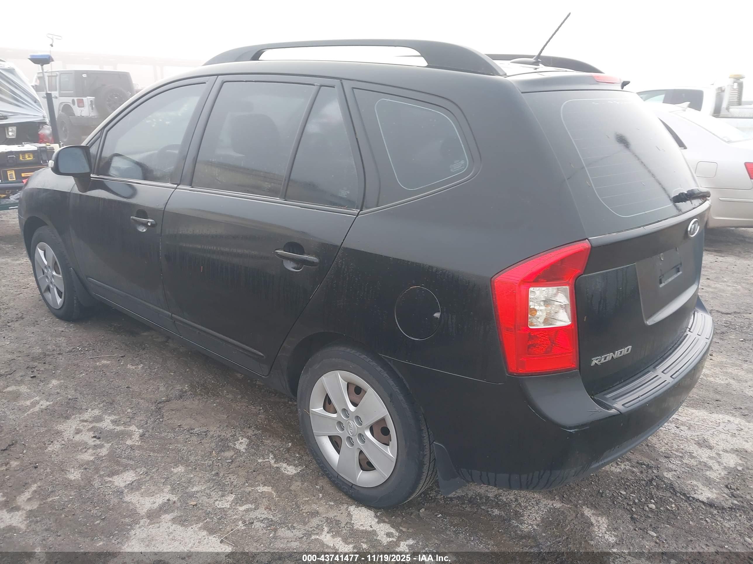 KIA RONDO image 3