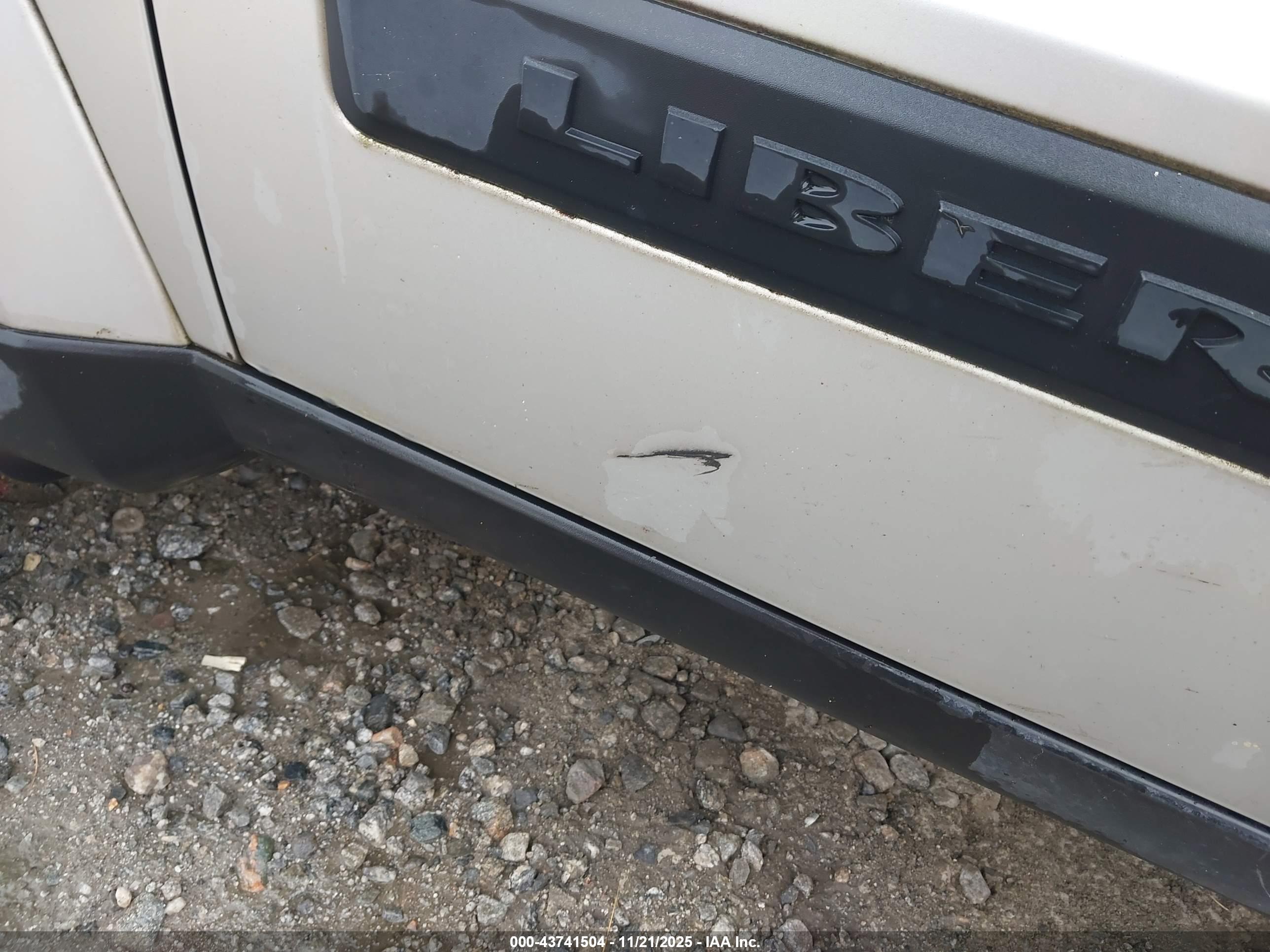 JEEP LIBERTY image 6