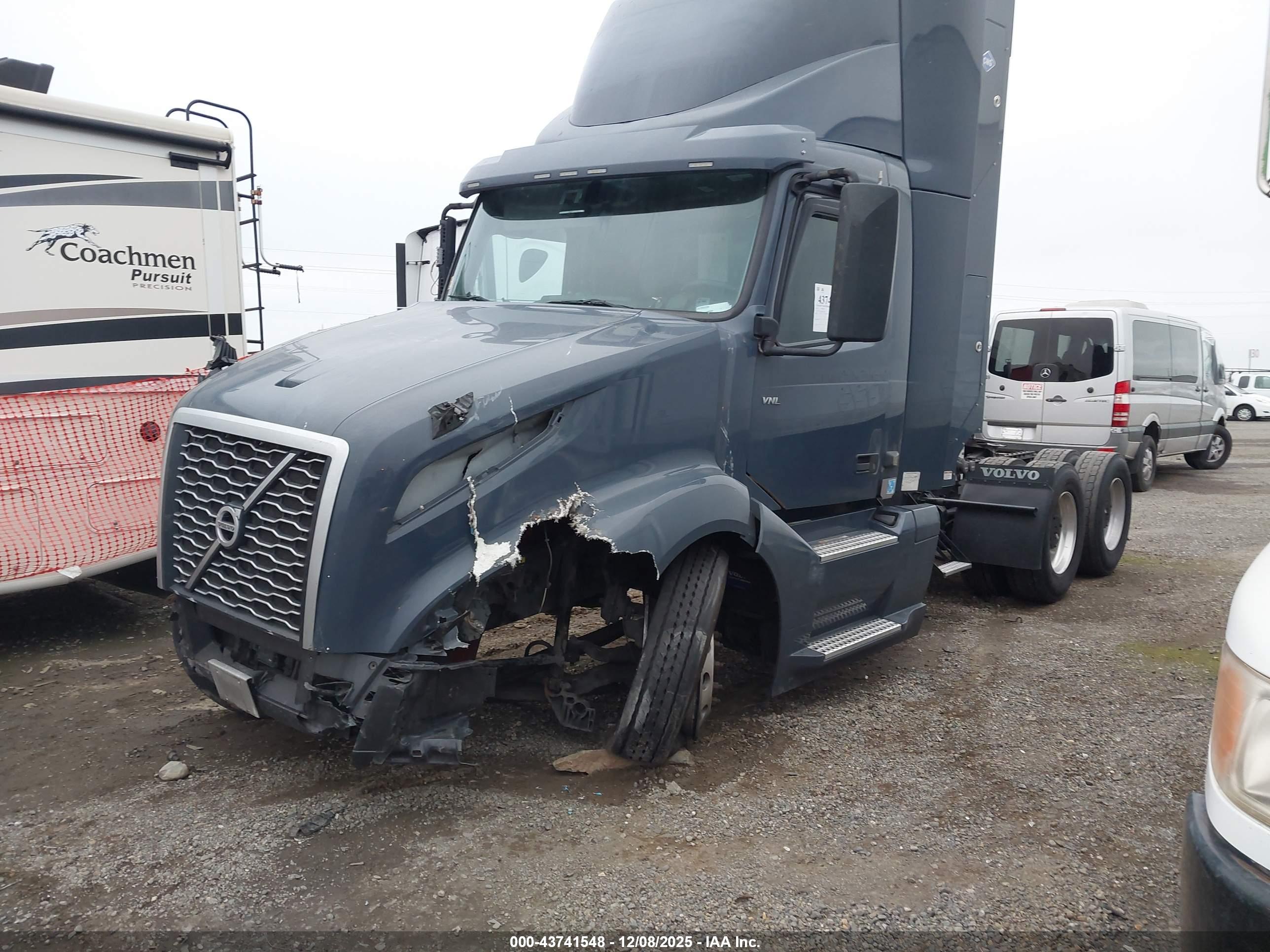 VOLVO VNL image 2