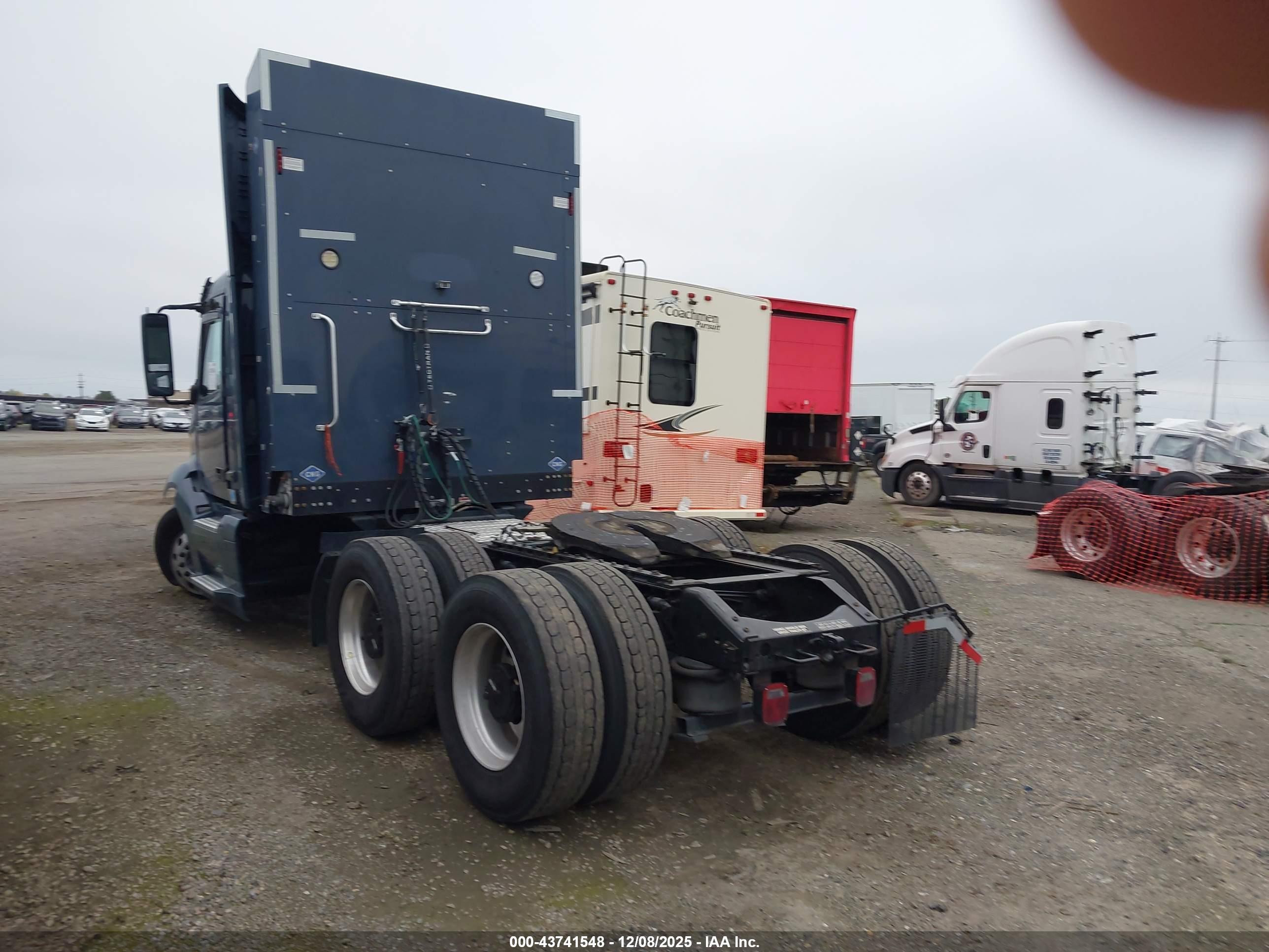 VOLVO VNL image 3