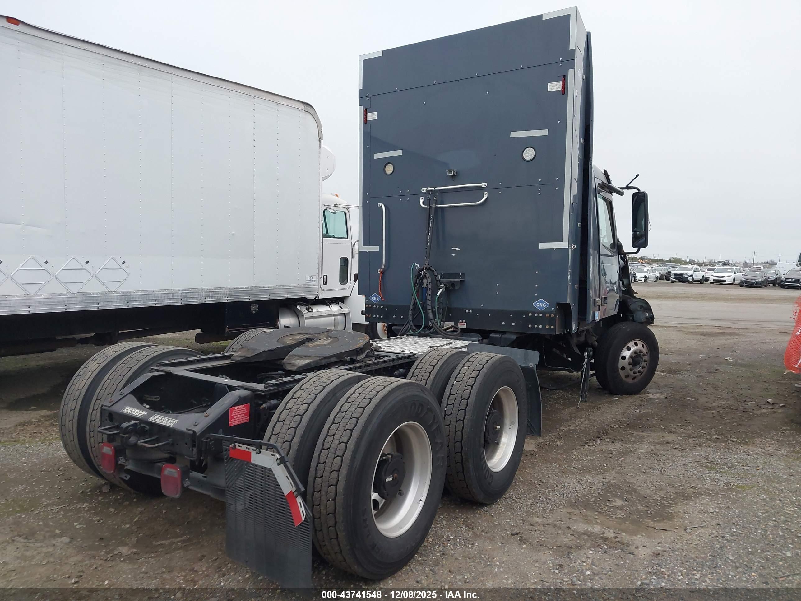 VOLVO VNL image 4