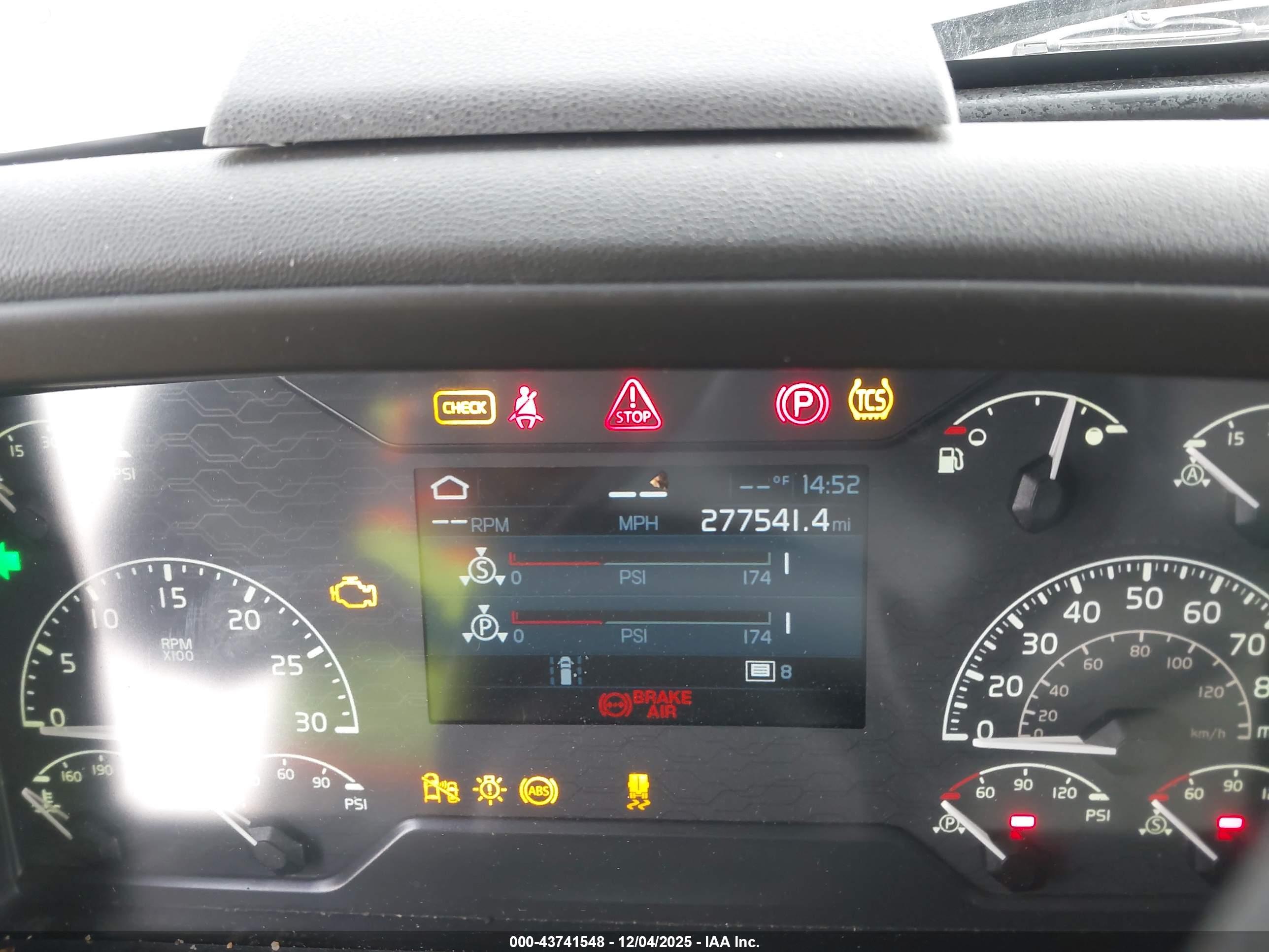 VOLVO VNL image 6