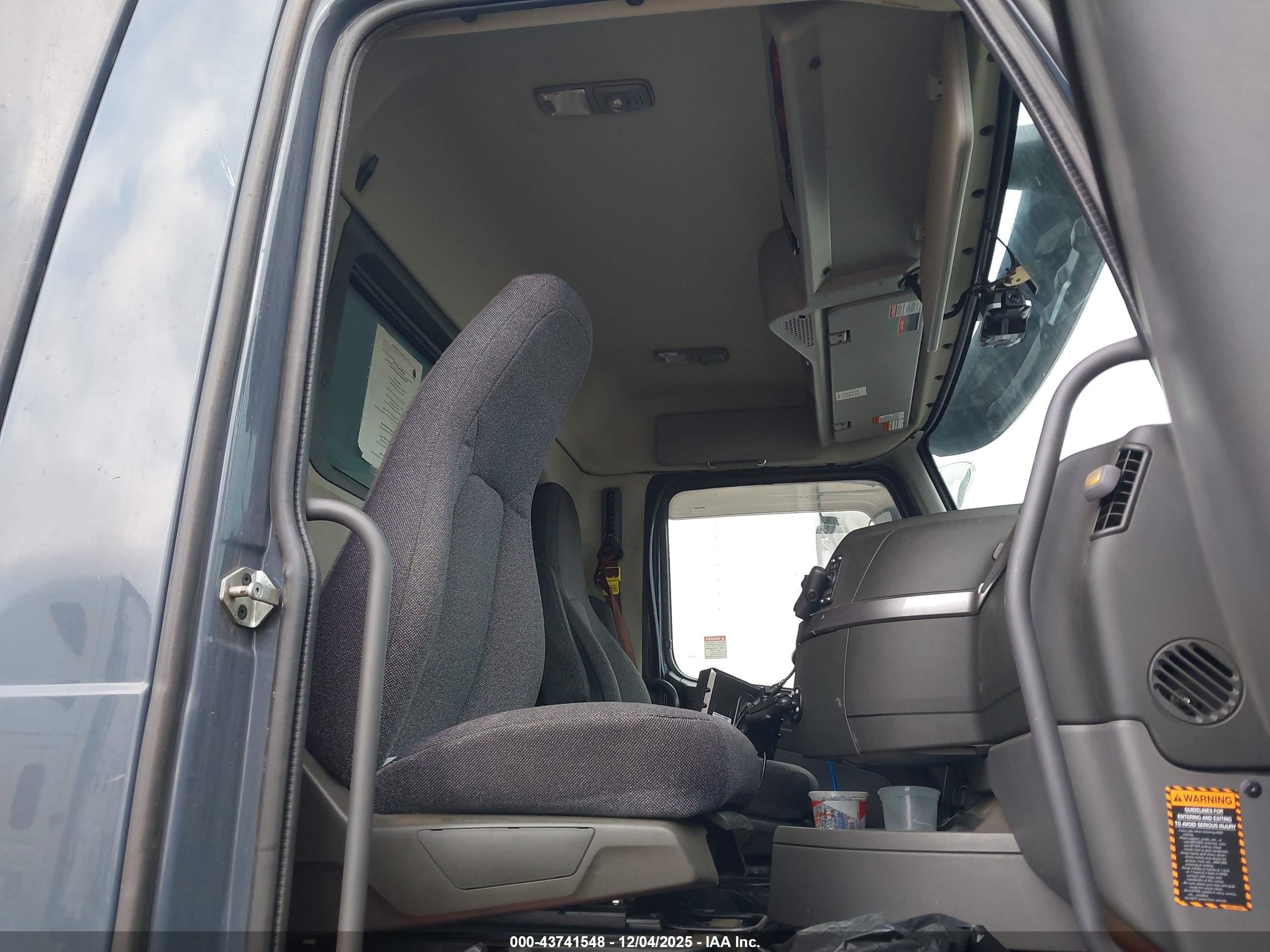 VOLVO VNL image 7