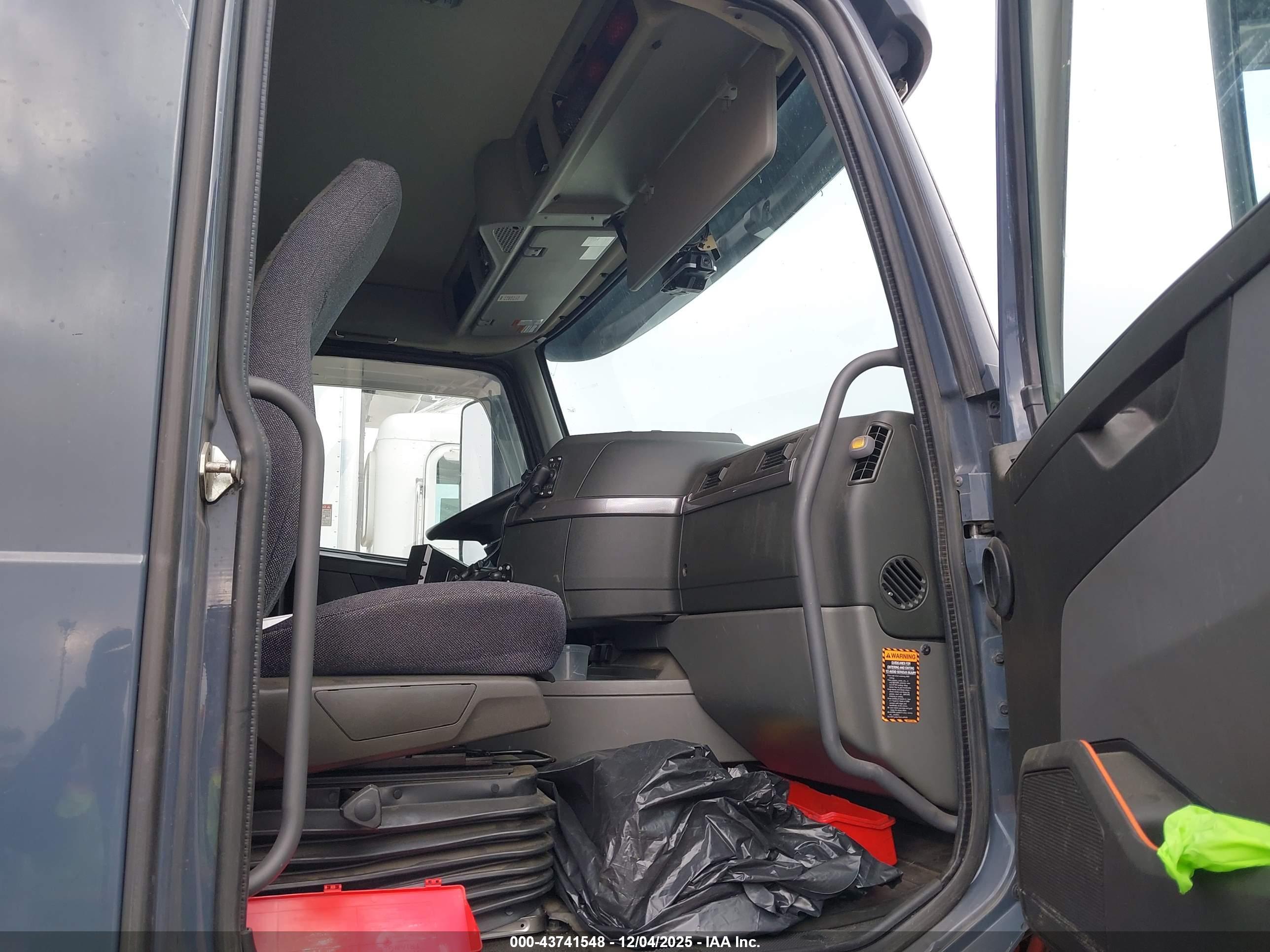 VOLVO VNL image 8