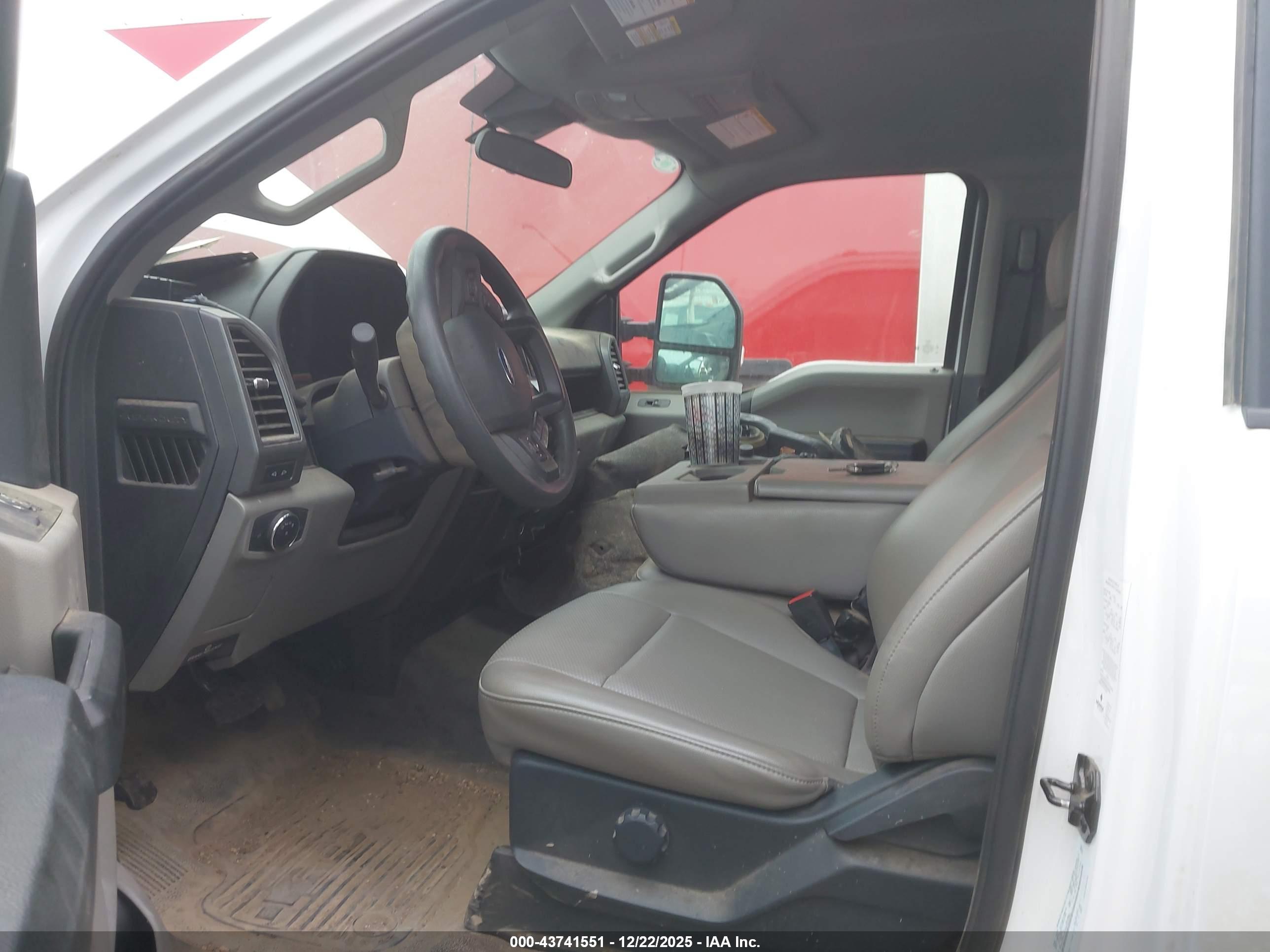 FORD F-550 image 7