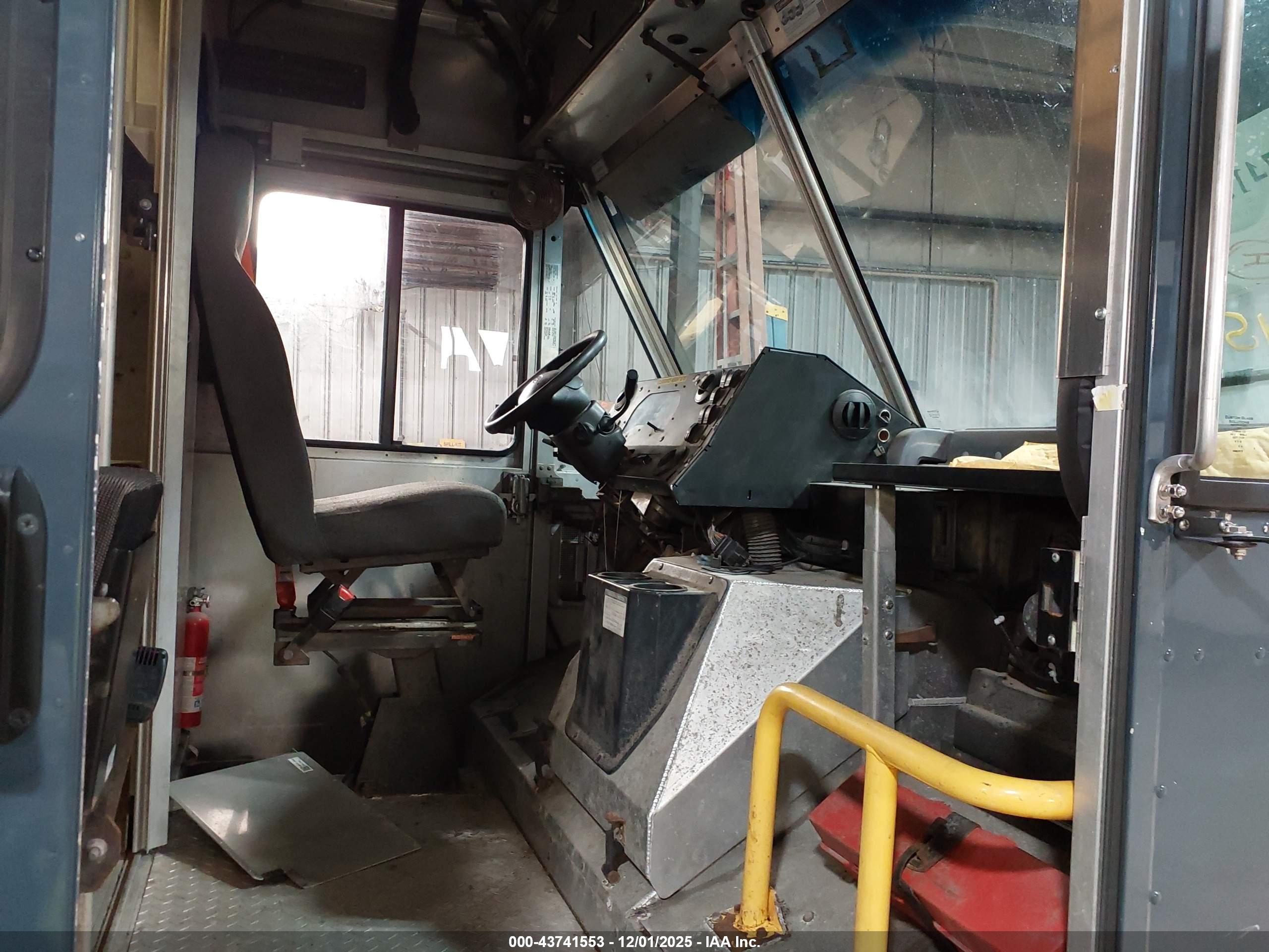 FORD E-450 image 7