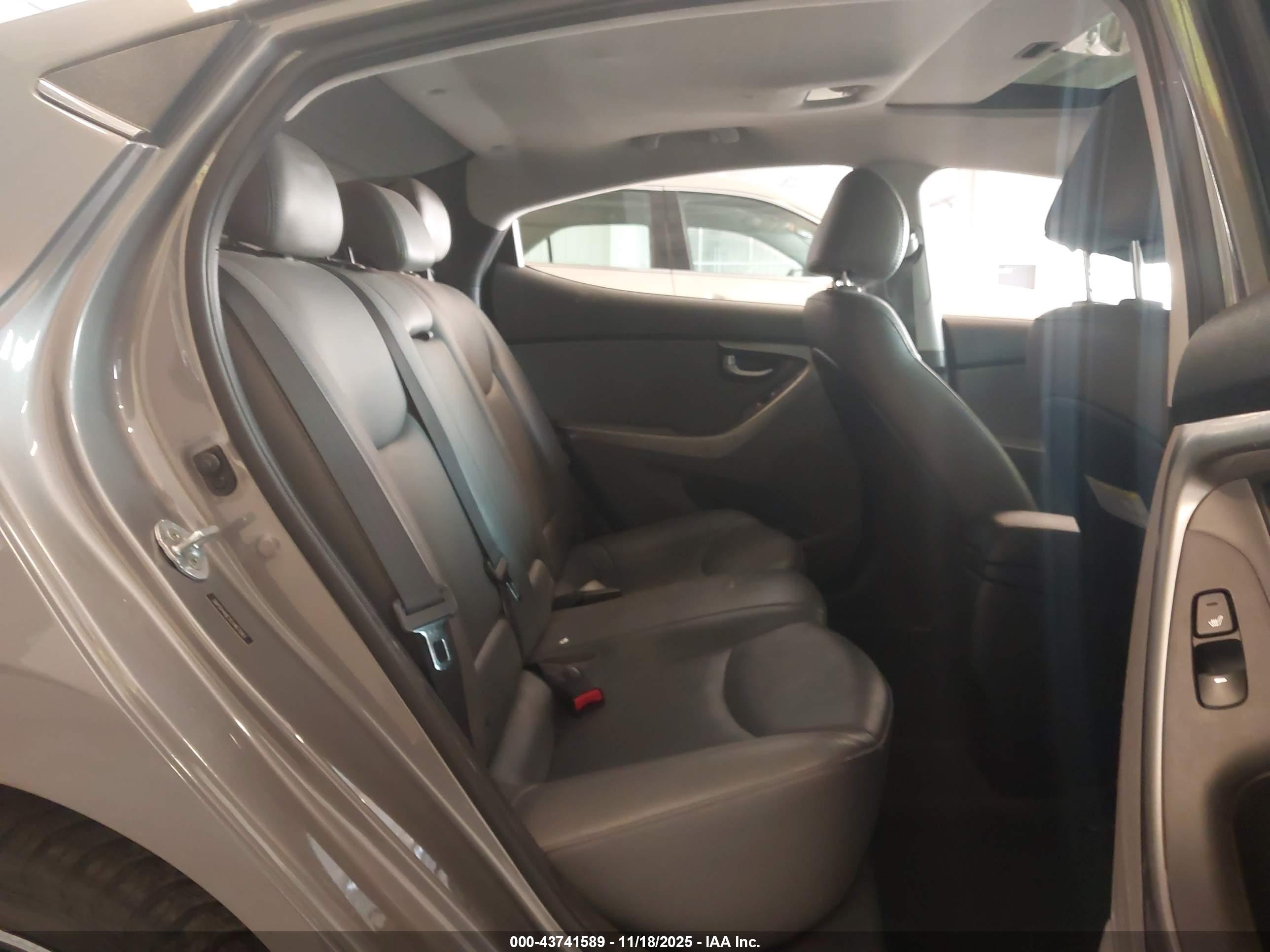 HYUNDAI ELANTRA image 8