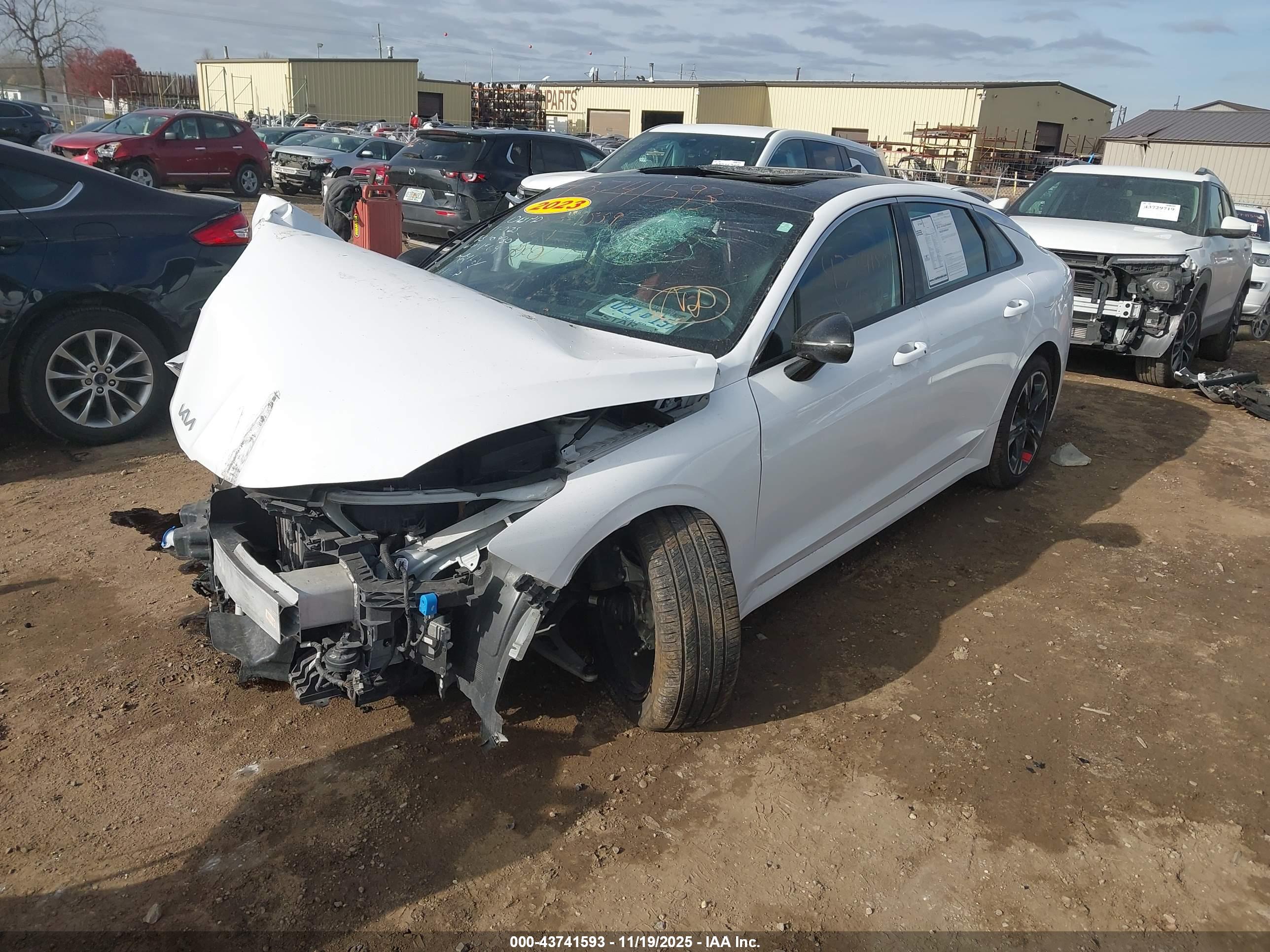 KIA K5 image 2