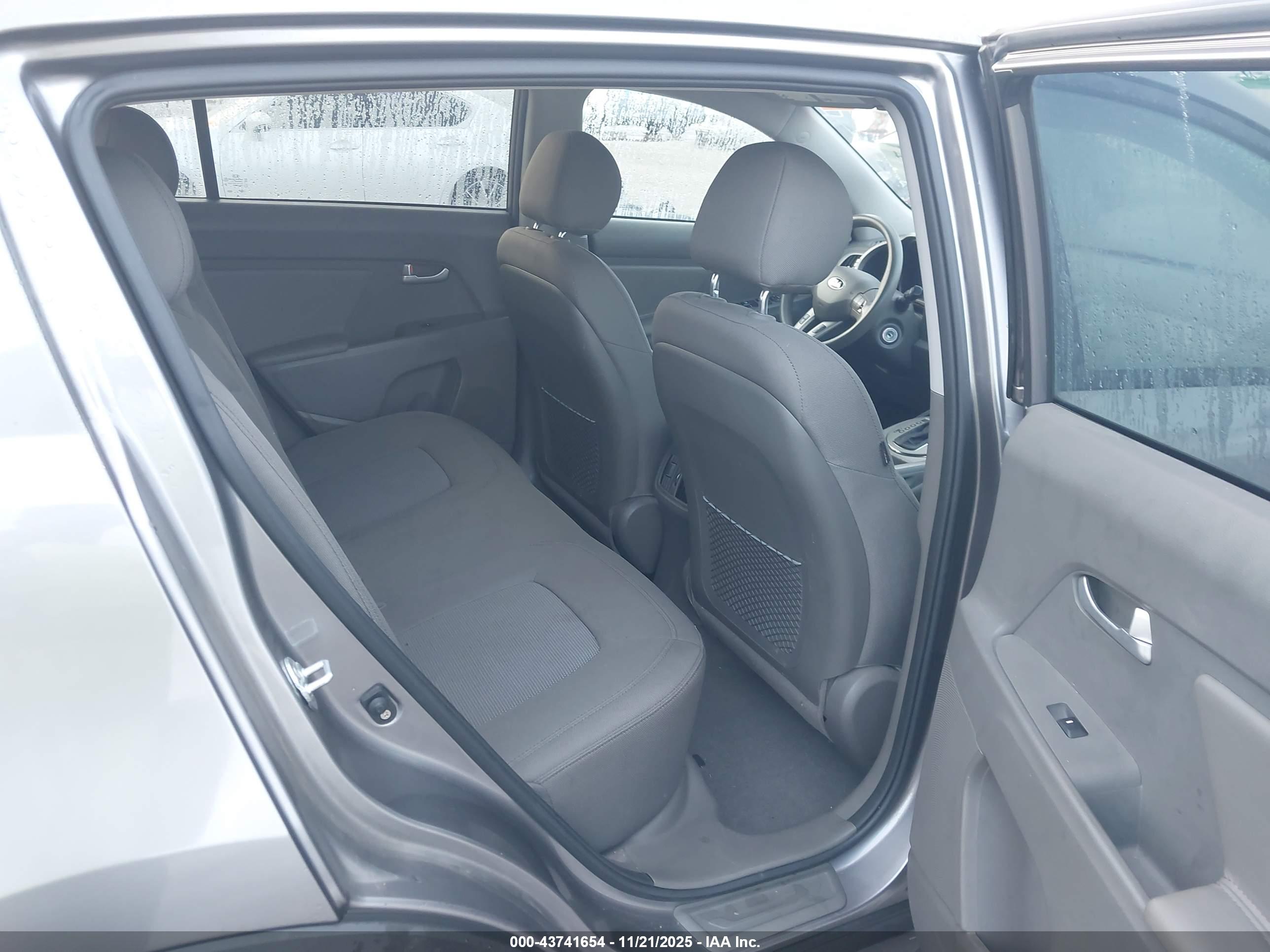 KIA SPORTAGE image 8