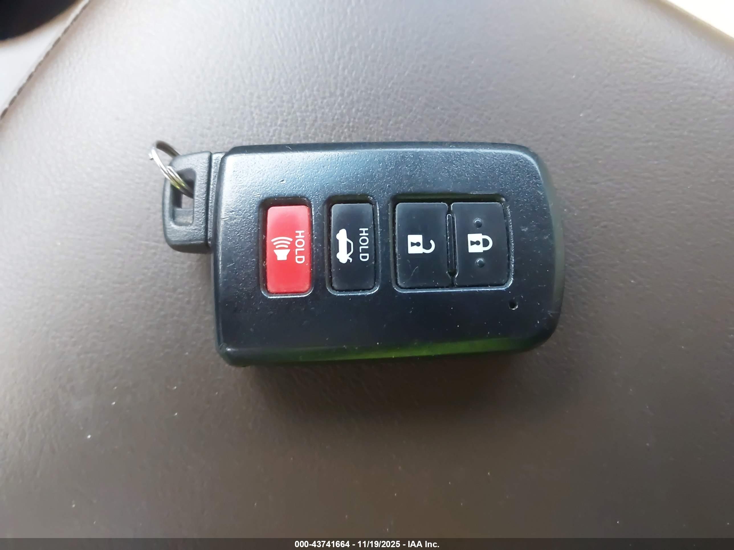 TOYOTA AVALON image 11