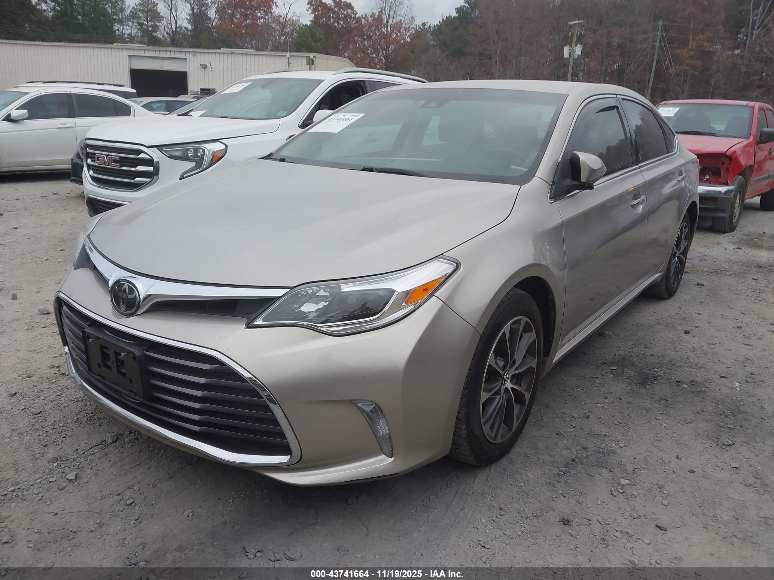 TOYOTA AVALON image 2