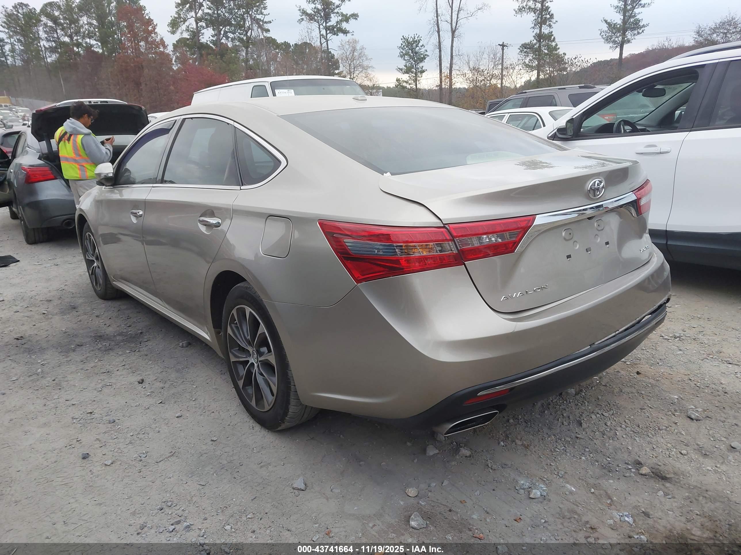 TOYOTA AVALON image 3